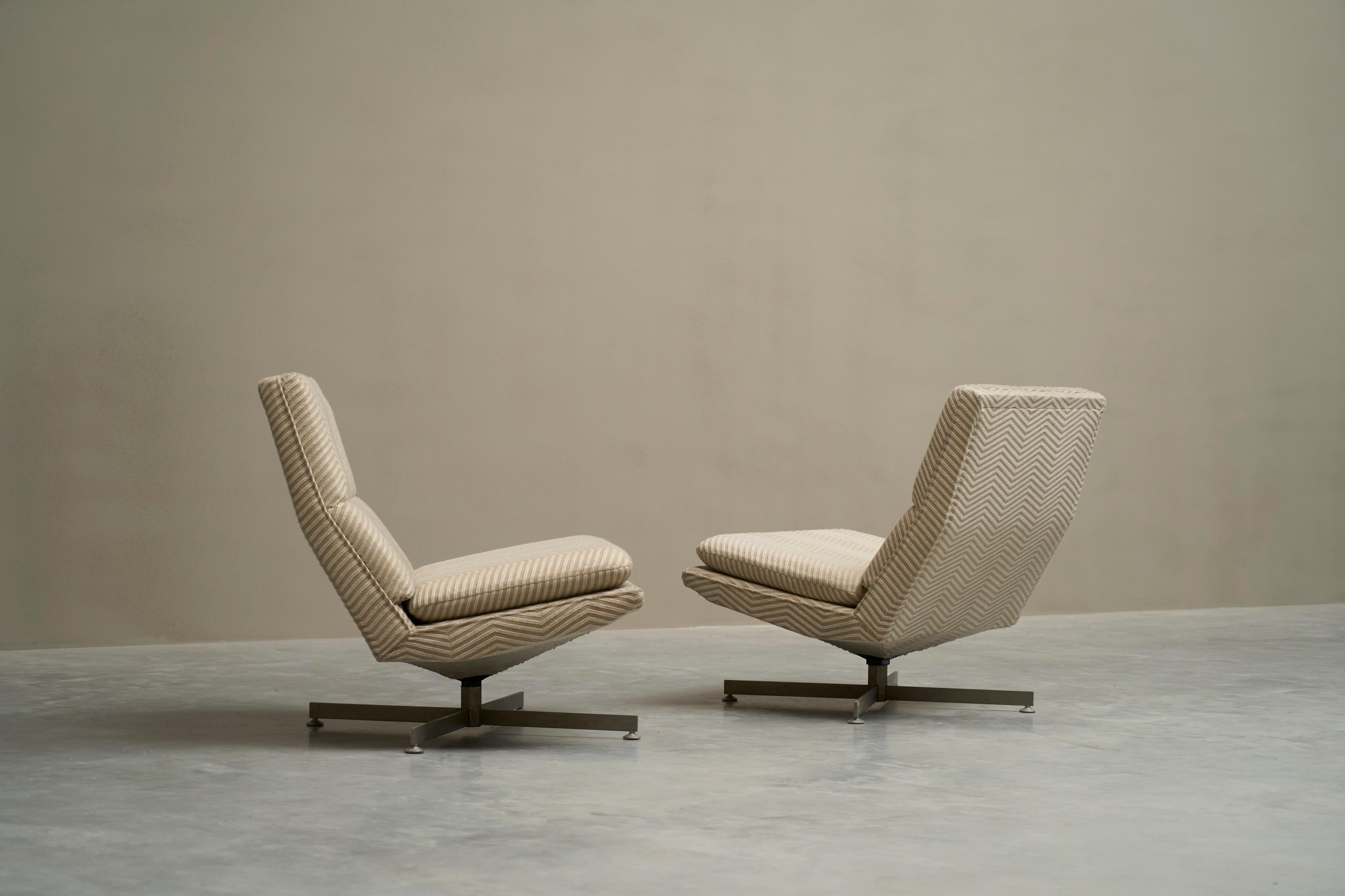 Georges Charles van Rijk Sesseldrehstuhlpaar für Beaufort Belgien 1960er Jahre

Ein seltenes Paar Loungesessel aus den 1960er Jahren von Designer, Künstler und Fotograf Georges van Rijk (1933-2015) für Beaufort, Belgien. 

Das markante Design dieser