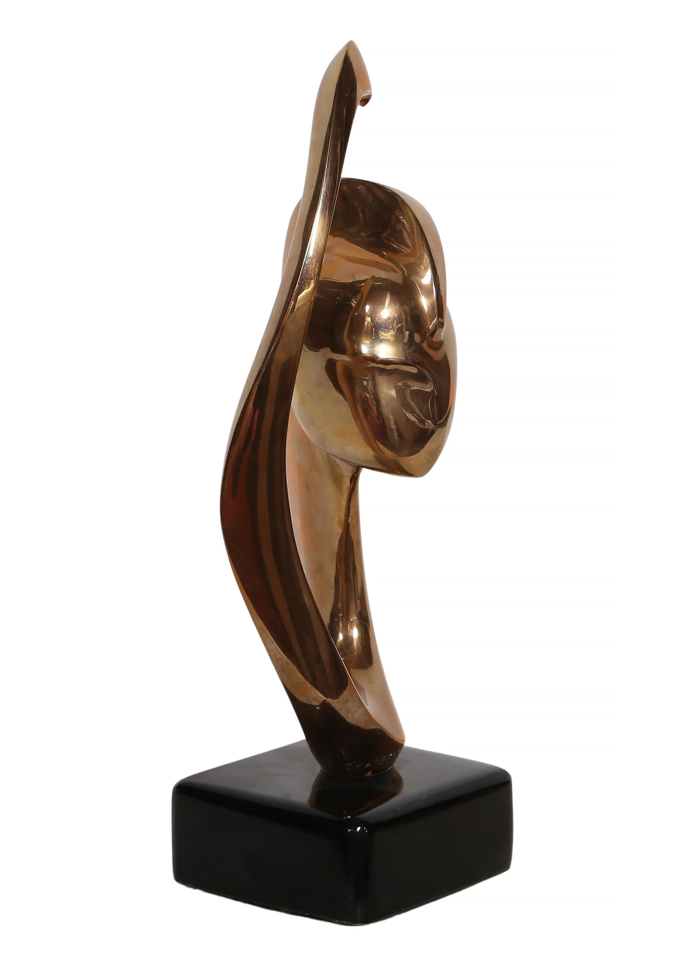 Georges Charpentier, Français (1937 - 2024) - Portrait de femme, Année :  circa 1980, Medium :  Sculpture en bronze à patine dorée sur socle en bois, signature et numérotation inscrites, Edition :  EA, Taille :  10,5 x 3,5 x 3 po (26,67 x 8,89 x