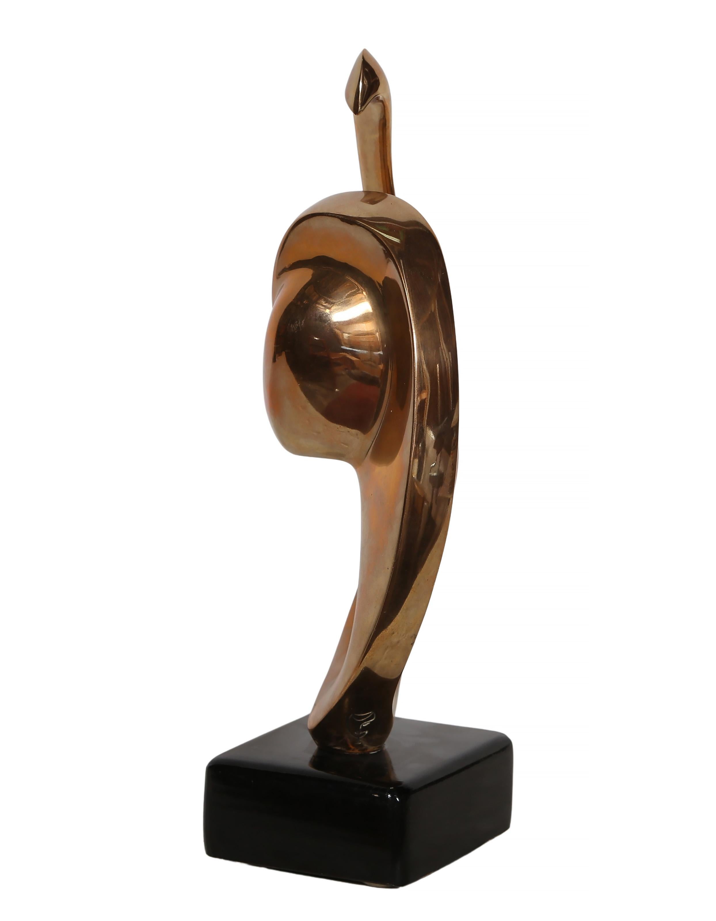 Portrait de femme, Modernity Sculpture en bronze à patine dorée en vente 4