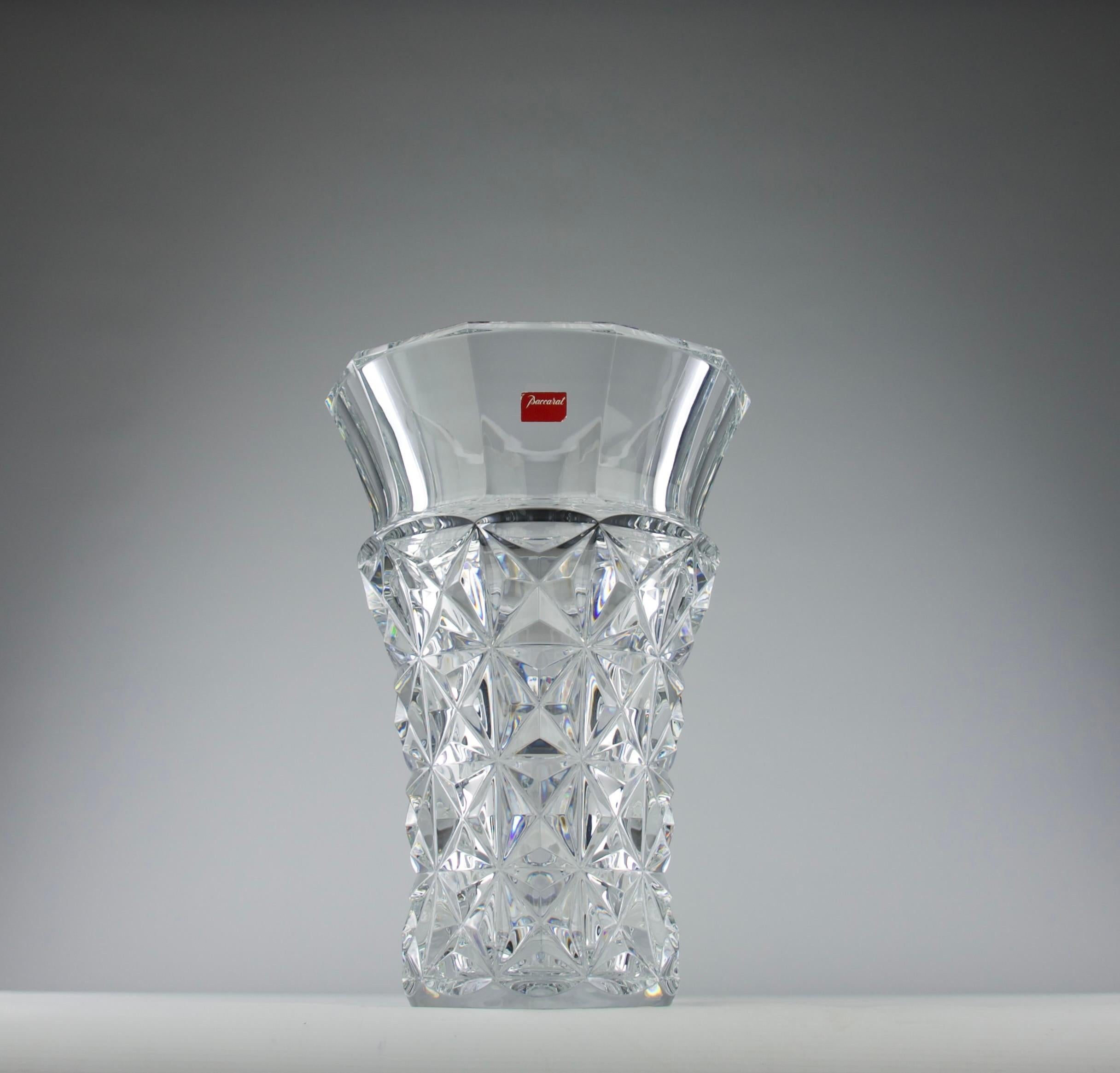 Superb Célimène crystal vase by the Baccarat manufacture. Designed by Georges Chevalier in the 1950s.

Signed and stamped by the manufacture and manufacture sticker still present on the vase.

A crystal masterpiece of exceptional proportions, the