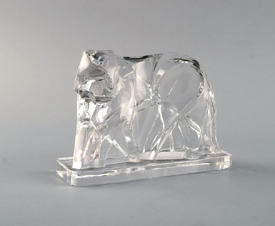 Georges Chevalier für Baccarat. Tiger in klarem Kunstglas. 
Entworfen 1925.
Maße: 15 x 10 x 6 cm.
In ausgezeichnetem Zustand.