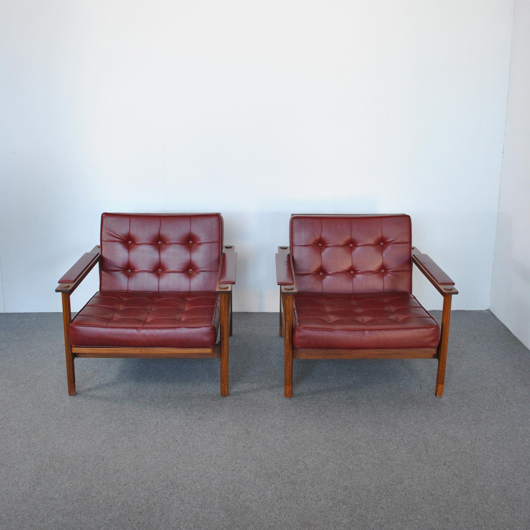 Pair of elegant armchairs in teak leather seats. The backrest has the possibility of reclining in three different inclinations. Designer Georges Coslin for 3V Arredamenti Padova late 1960s.