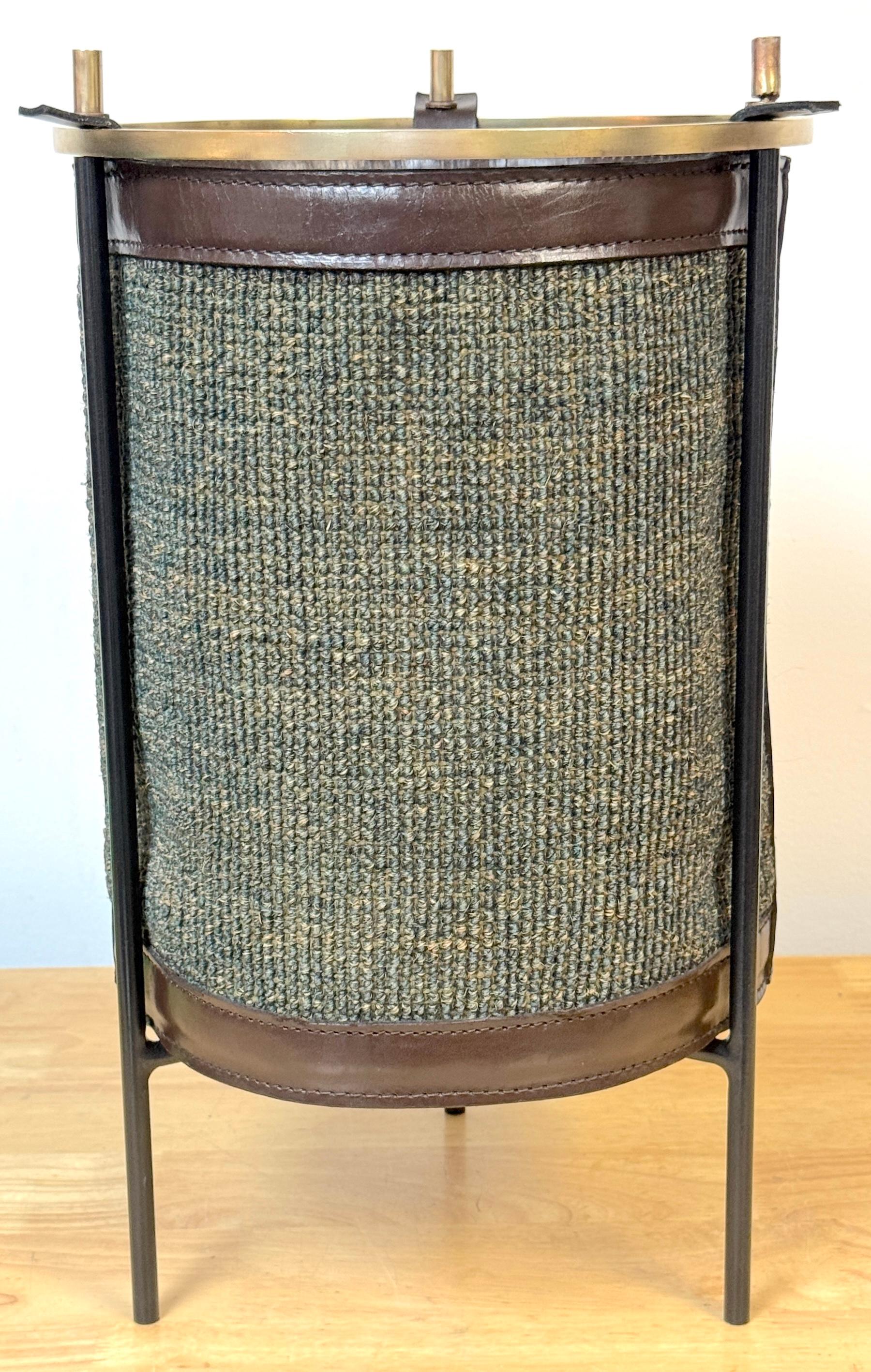 Corbeille à papier en cuir et tissu Georges Coslin, Italie, années 1960

George Coslin Design/One et  réalisée par Faram

Hauteur de 18,5