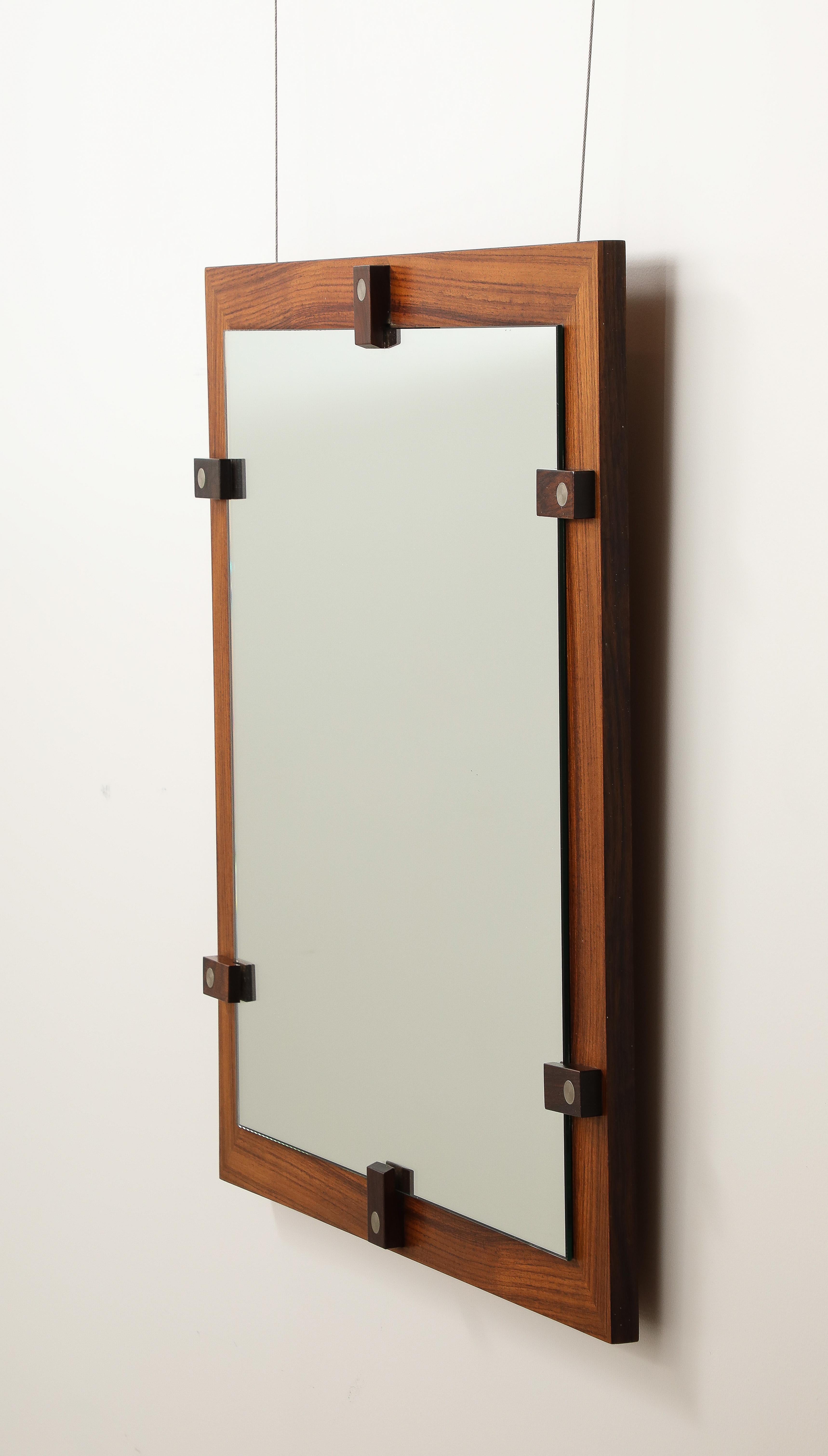 Un hermoso espejo finamente realizado por Georges Coslin, hacia 1960.  Estructura de madera chapada en palisandro con detalles de metal cromado.
Por Georges Coslin, Italia, hacia 1960
Tamaño: 27 1/2