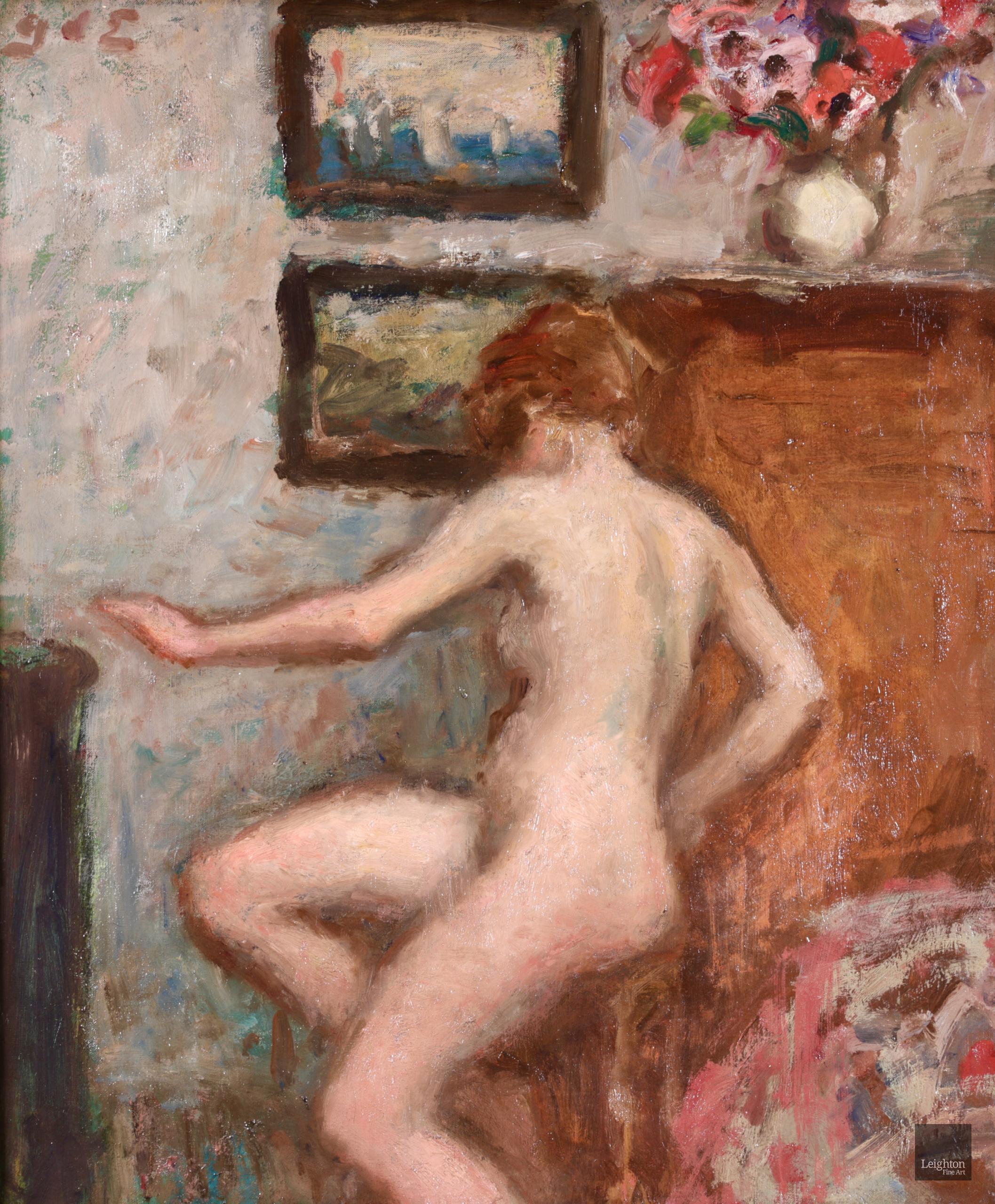 Huile de nu signée sur toile originale circa 1910 par le peintre post impressionniste français Georges D'espagnat. L'œuvre représente une femme nue assise sur un étal tourné vers l'artiste. Des tableaux sont accrochés au mur et un vase rempli de