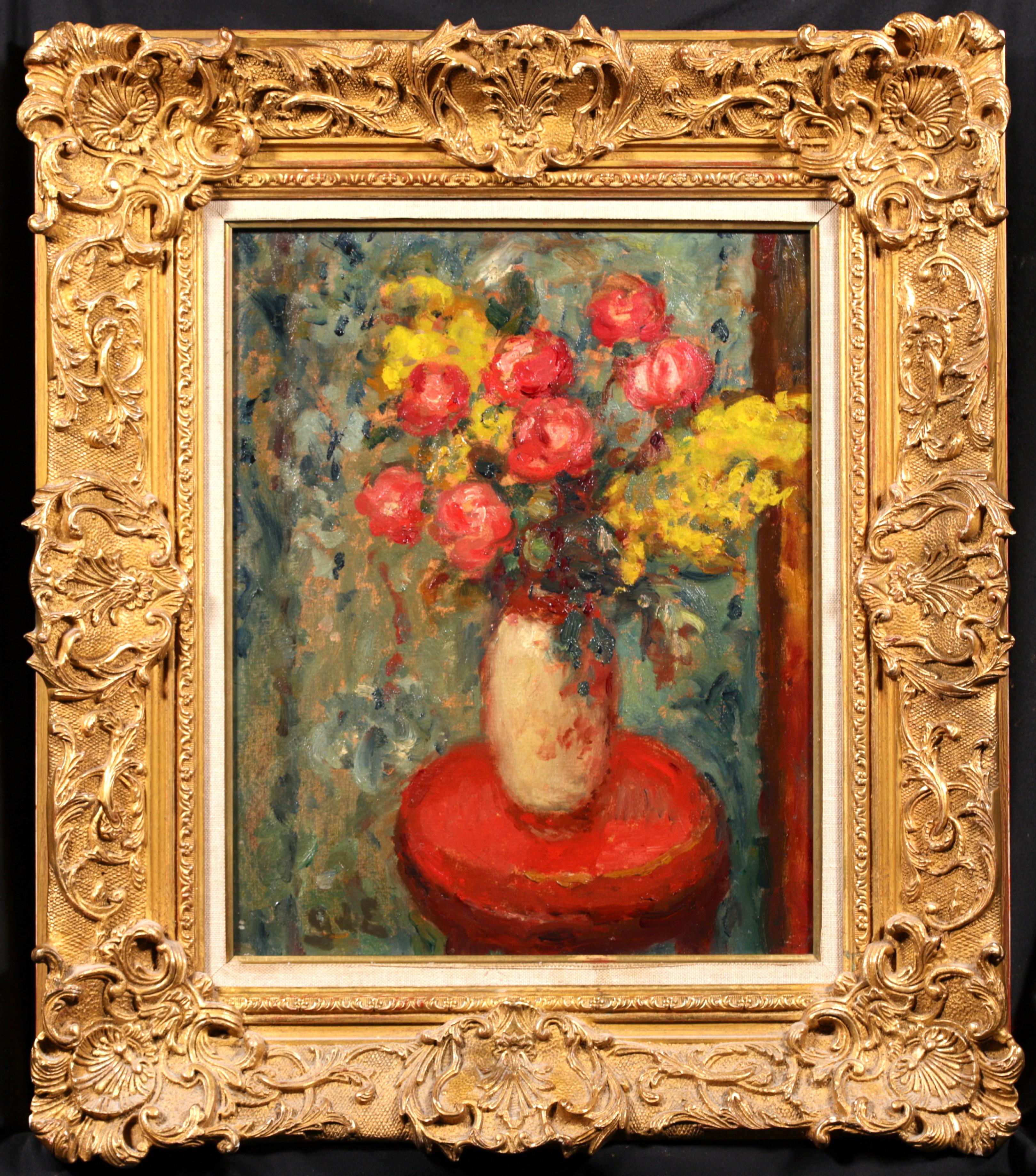Signiertes Stillleben in Öl auf Leinwand um 1920 von dem französischen postimpressionistischen Maler Georges D'Espagnat. Das Werk zeigt eine Keramikvase, die auf einem Holzgestell steht und mit rosa Pfingstrosen und gelben Blumen gefüllt ist. Ein