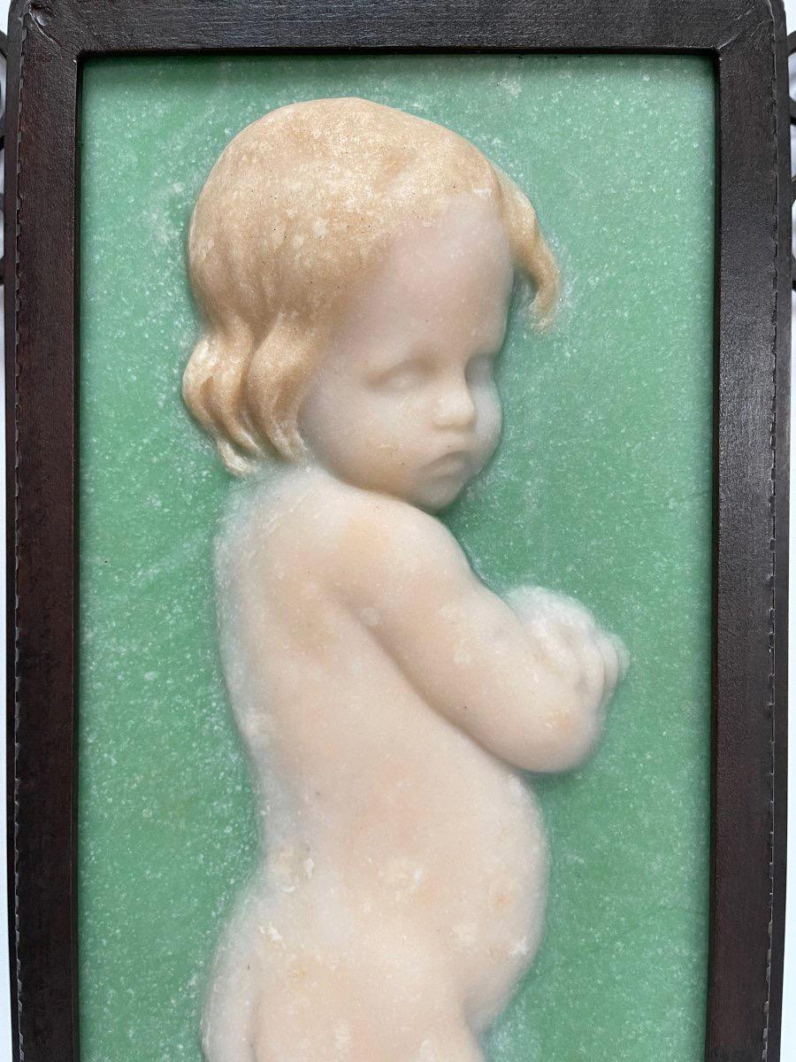 Exceptional and rare plate in glass paste by Georges Despret.

Jade-colored background, flesh-colored child and blond hair.

In very good condition and electrified. A cooking stress at the knee is to be reported.

Plaque :
Width: 17.8cm
Height: