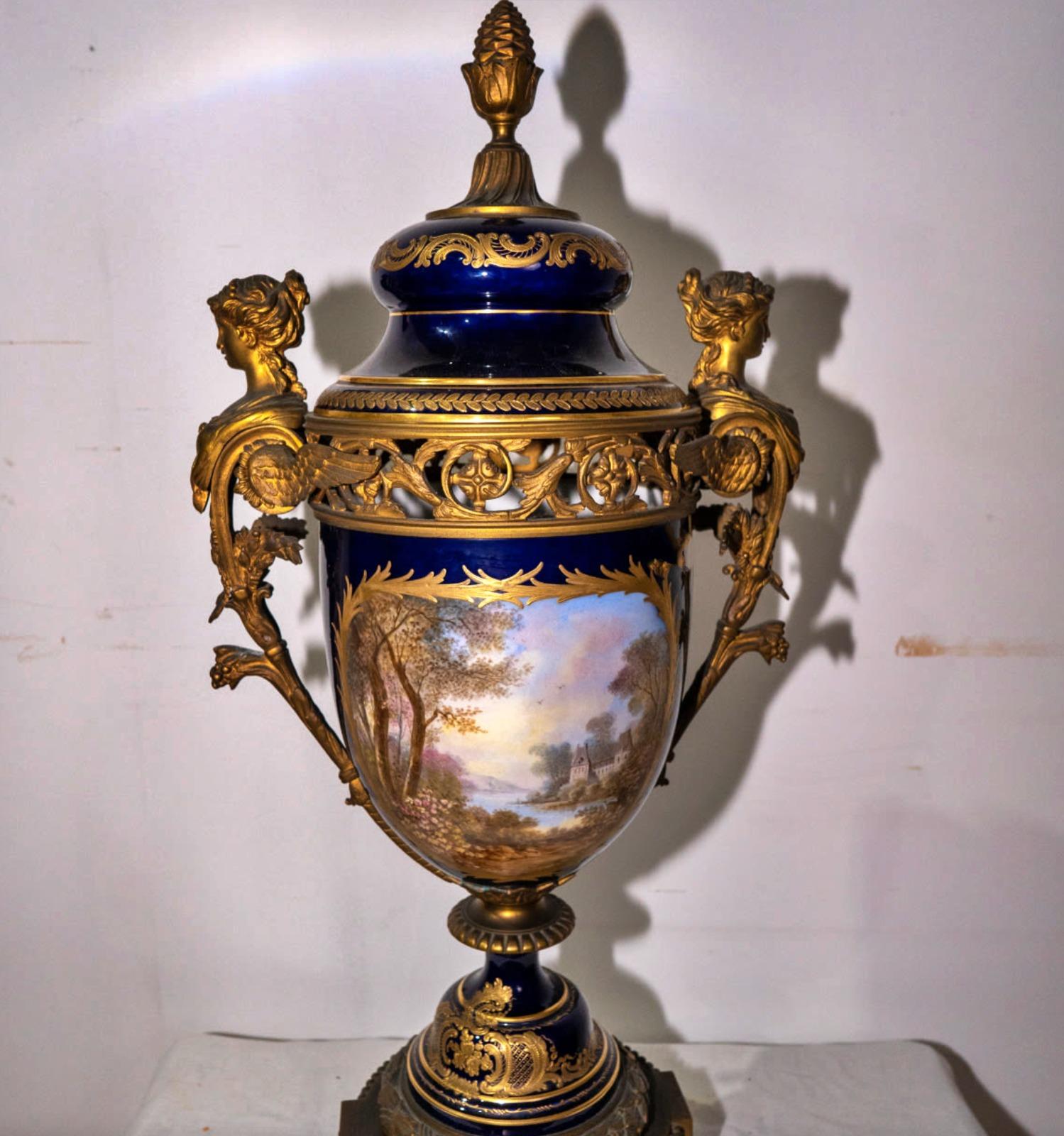Georges Émile Poitevin étonnante paire d'Amphora en porcelaine Sèvres, 19e siècle en vente 3