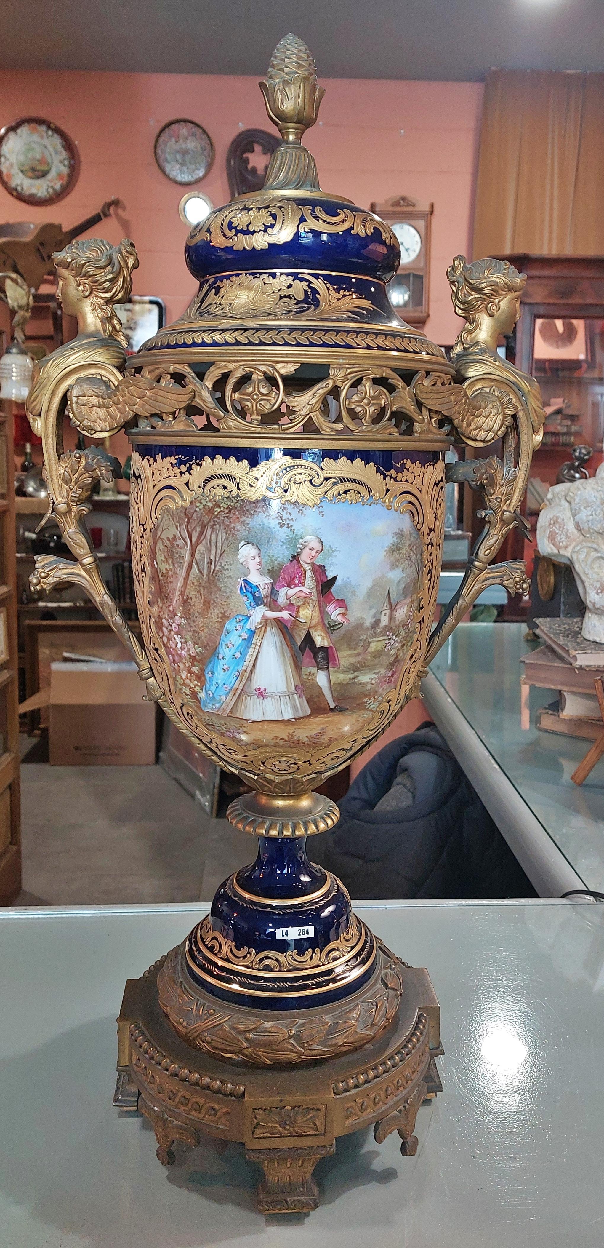 Fait main Georges Émile Poitevin étonnante paire d'Amphora en porcelaine Sèvres, 19e siècle en vente