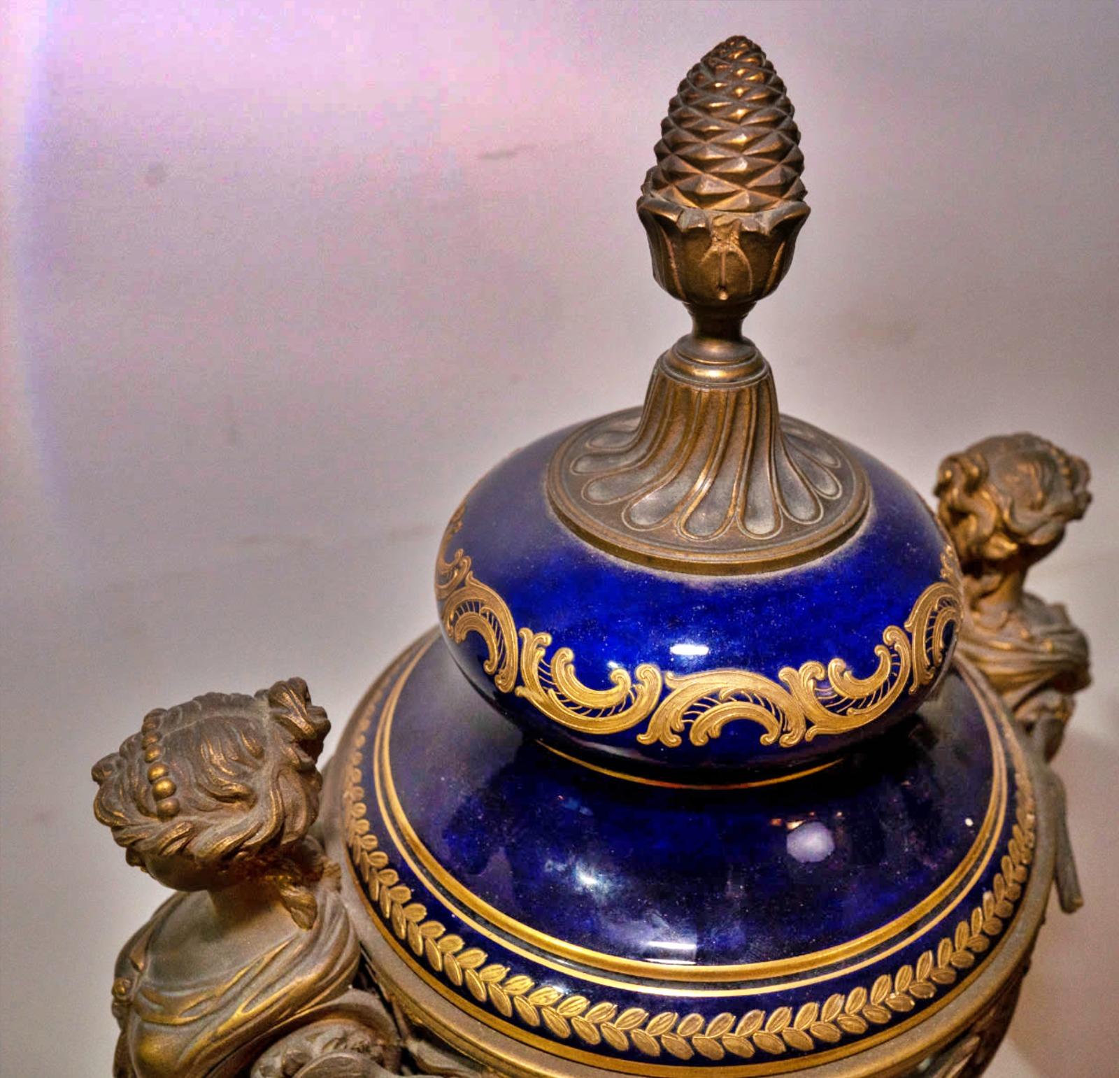 Porcelaine Georges Émile Poitevin étonnante paire d'Amphora en porcelaine Sèvres, 19e siècle en vente