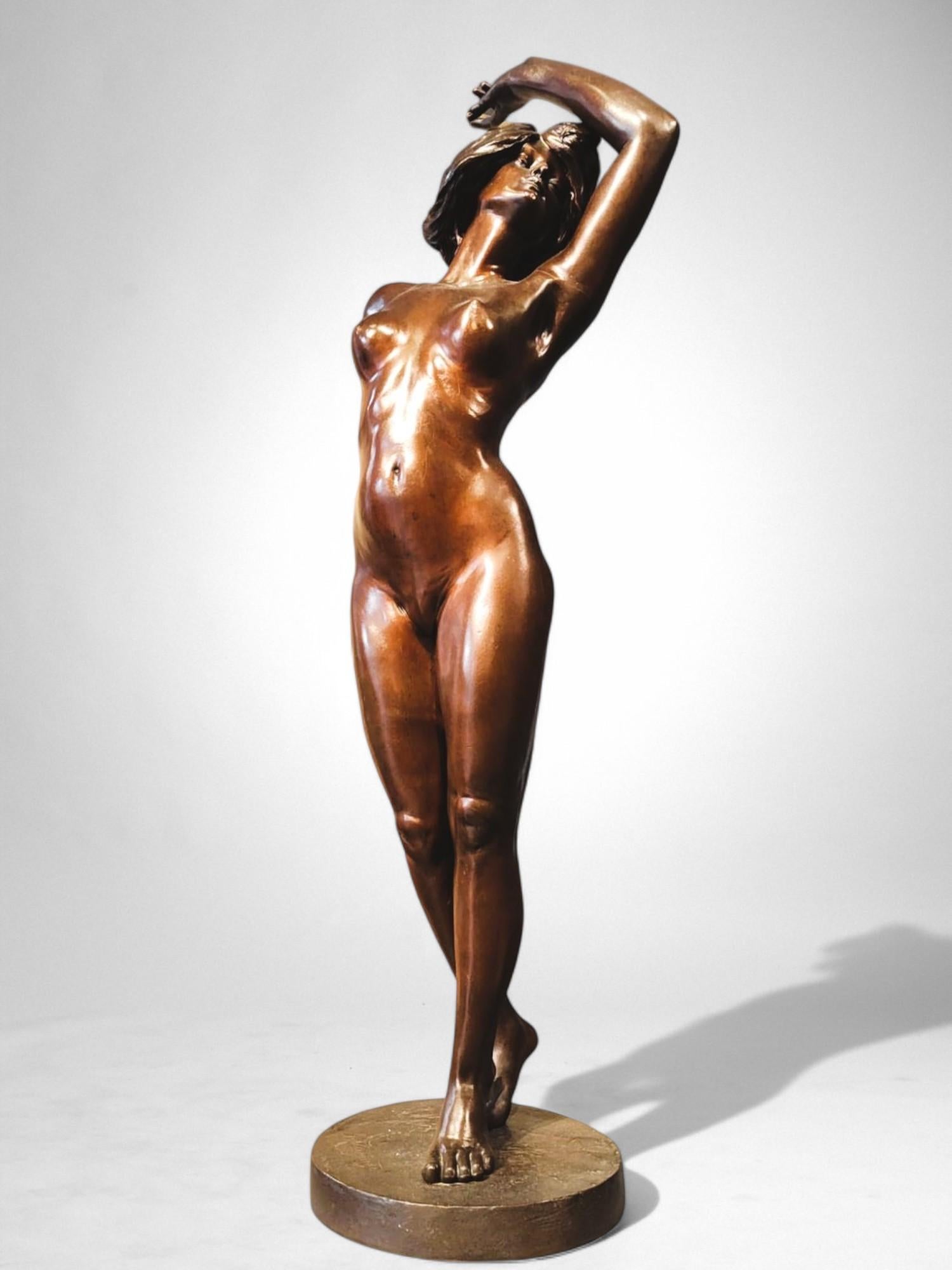 Questa elegante e finemente equilibrata scultura in bronzo di Georges Flamand (1866 - 1931 circa) rappresenta una danzatrice in bilico in un momento di movimento lirico, con un braccio che si inarca con grazia sopra la testa e l'altro che si estende