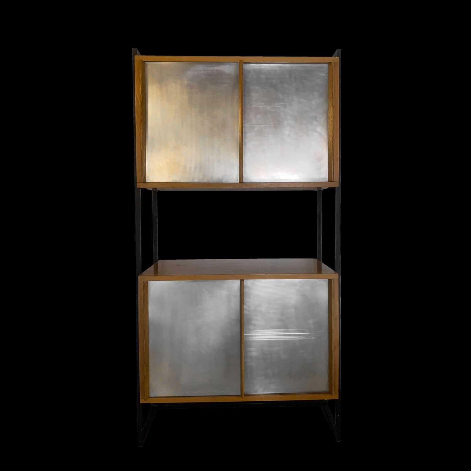 George Frydman
Two-part china cabinet with aluminum doors and oak structure dating from the 1950s. Beautiful patina, Georges Frydman has always designed adaptable furniture (the height of the boxes can be moved)