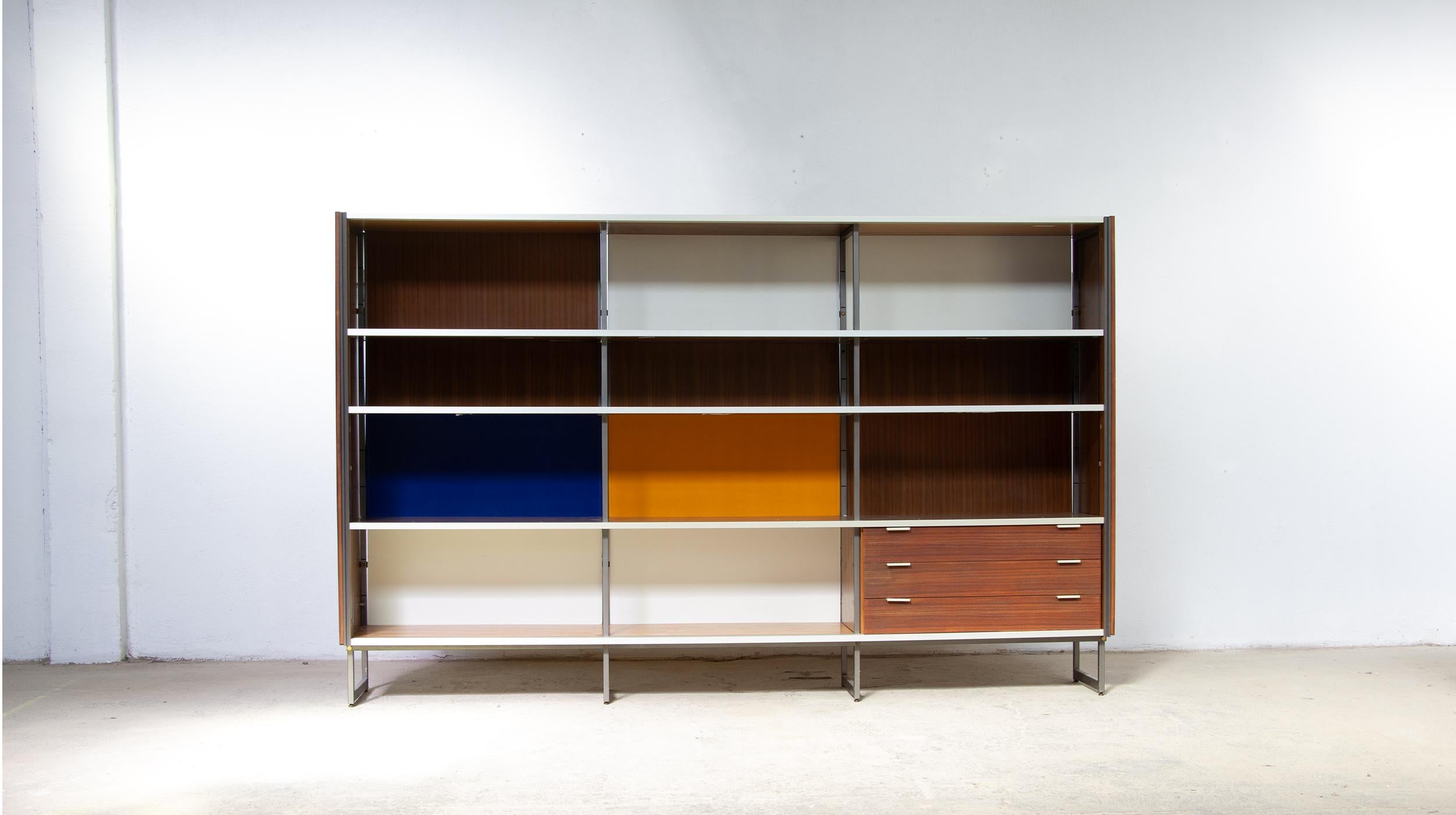 Bibliothèque modulaire en noyer des années 60 par le designer Georges Frydman, EFA Editions.
Georges Frydman a reçu le prix René Gabriel en 1966.

Jeu de 4 niveaux.  Rare en hauteur basse (170 cm), la structure métallique est en acier