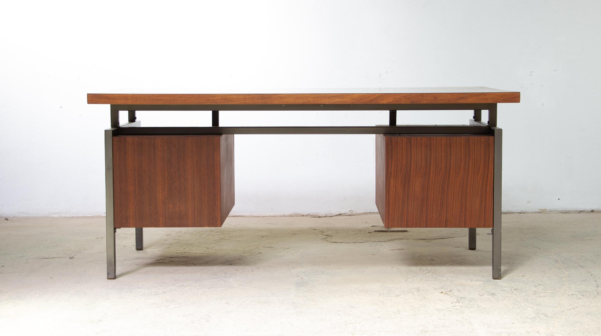 Bureau modèle 162 de la série 160 Directional en noyer et stratifié des années 1960 du designer Georges Frydman, édité par EFA. 
Georges Frydman a reçu le prix René Gabriel en 1966.

Ce bureau présente un plateau en stratifié extra-dur (désignation