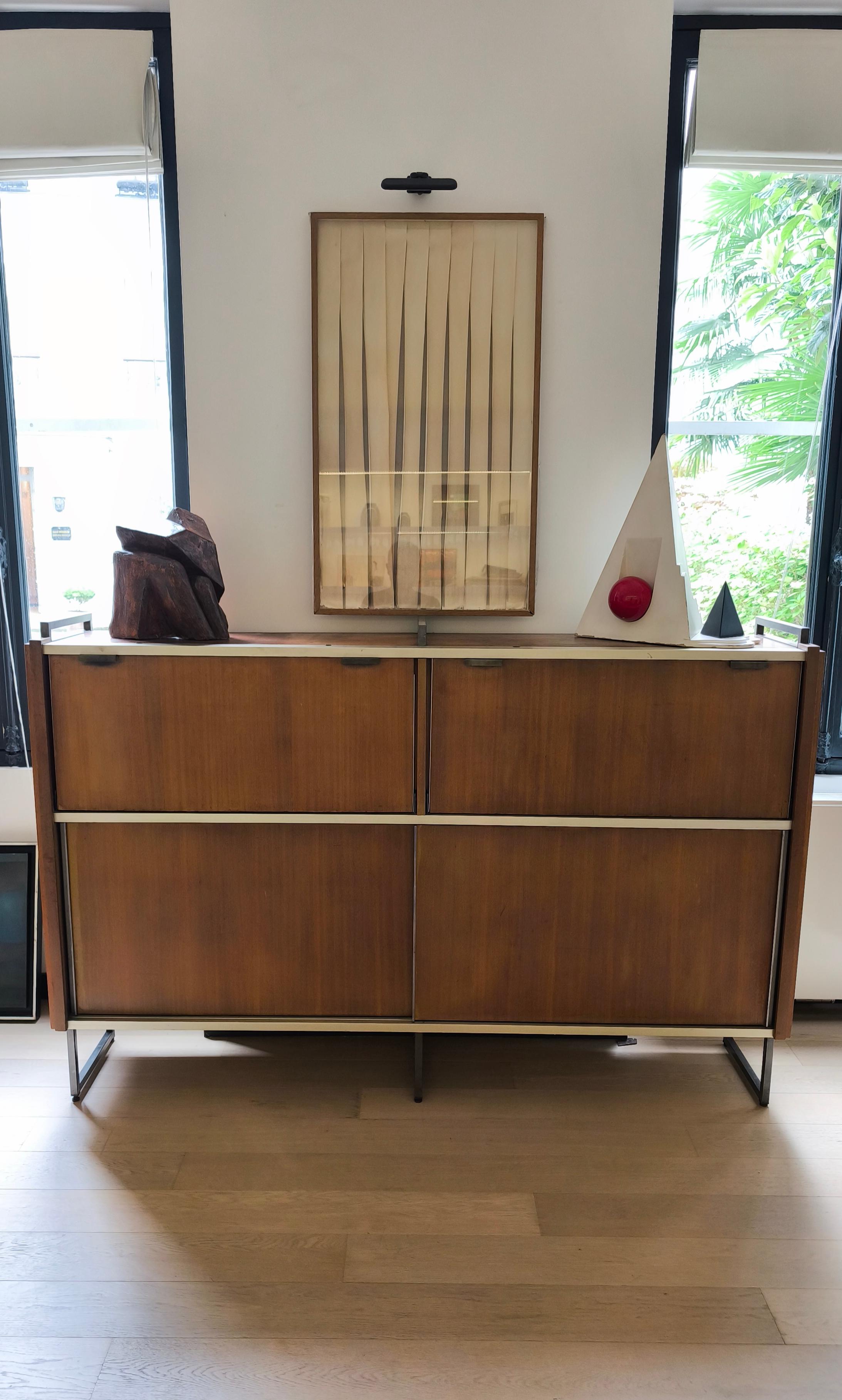Buffet, meuble des années 1960 du designer Georges Frydman, édité par EFA.

Georges Frydman a reçu le prix René Gabriel en 1966.

Meuble en noyer avec cadre métallique en acier gris.
Dos écru et intérieur noyer.
Deux portes coulissantes en noyer