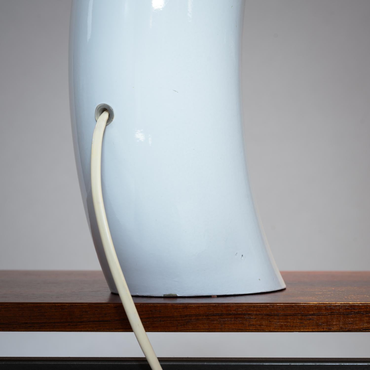 Georges Frydman white arc shaped aluminium casted table lamp, France, 1960s For Sale 3