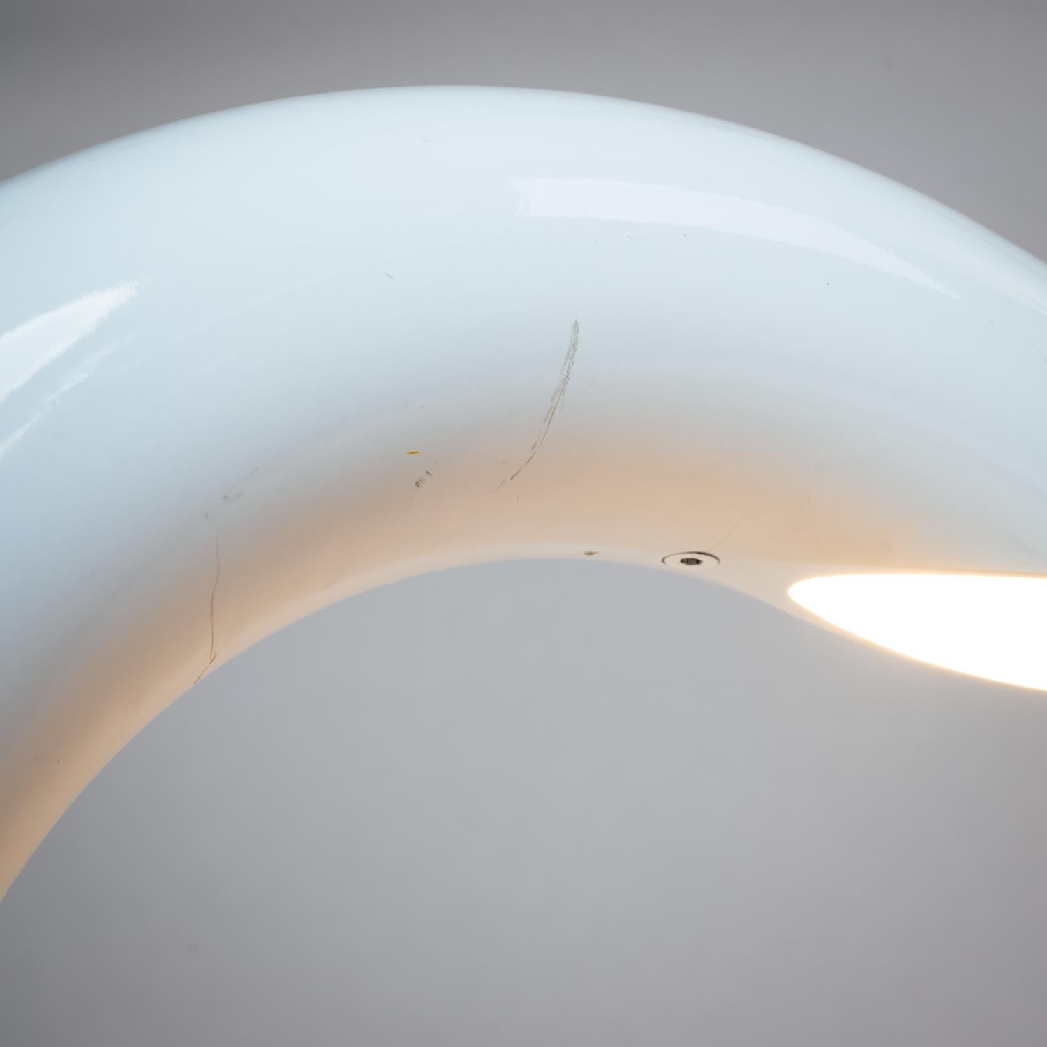 Georges Frydman white arc shaped aluminium casted table lamp, France, 1960s For Sale 5