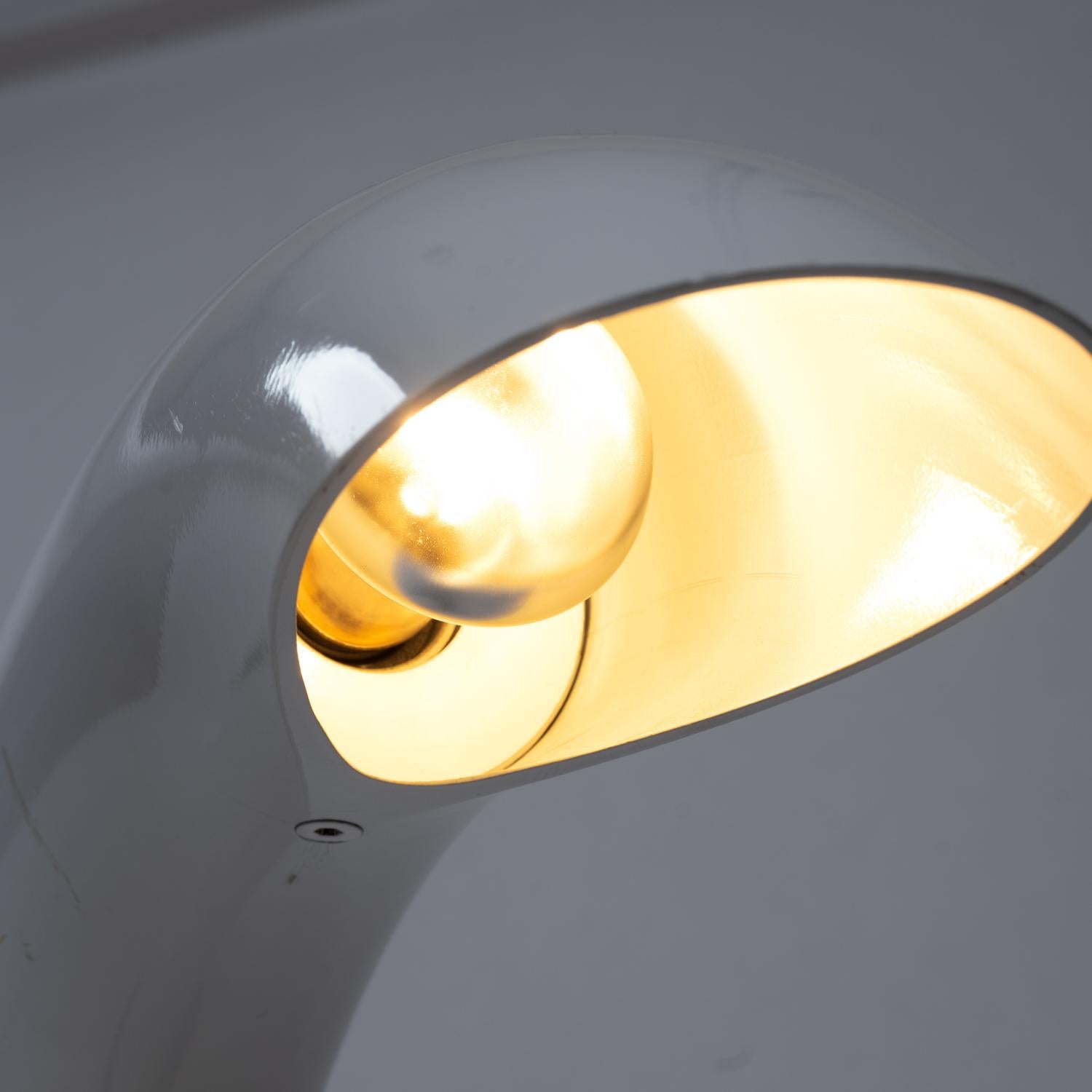 Georges Frydman white arc shaped aluminium casted table lamp, France, 1960s For Sale 6