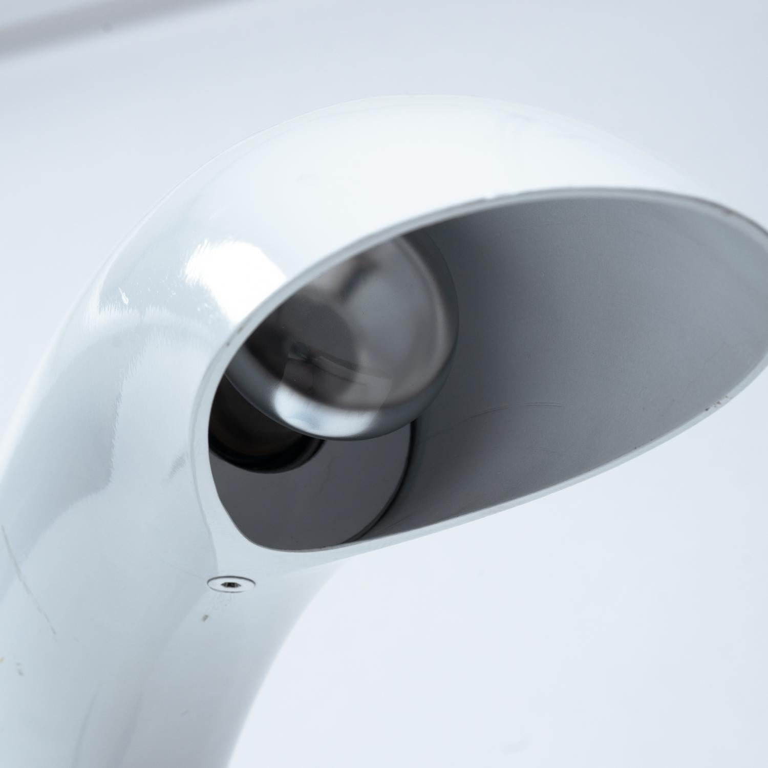 Georges Frydman white arc shaped aluminium casted table lamp, France, 1960s For Sale 7