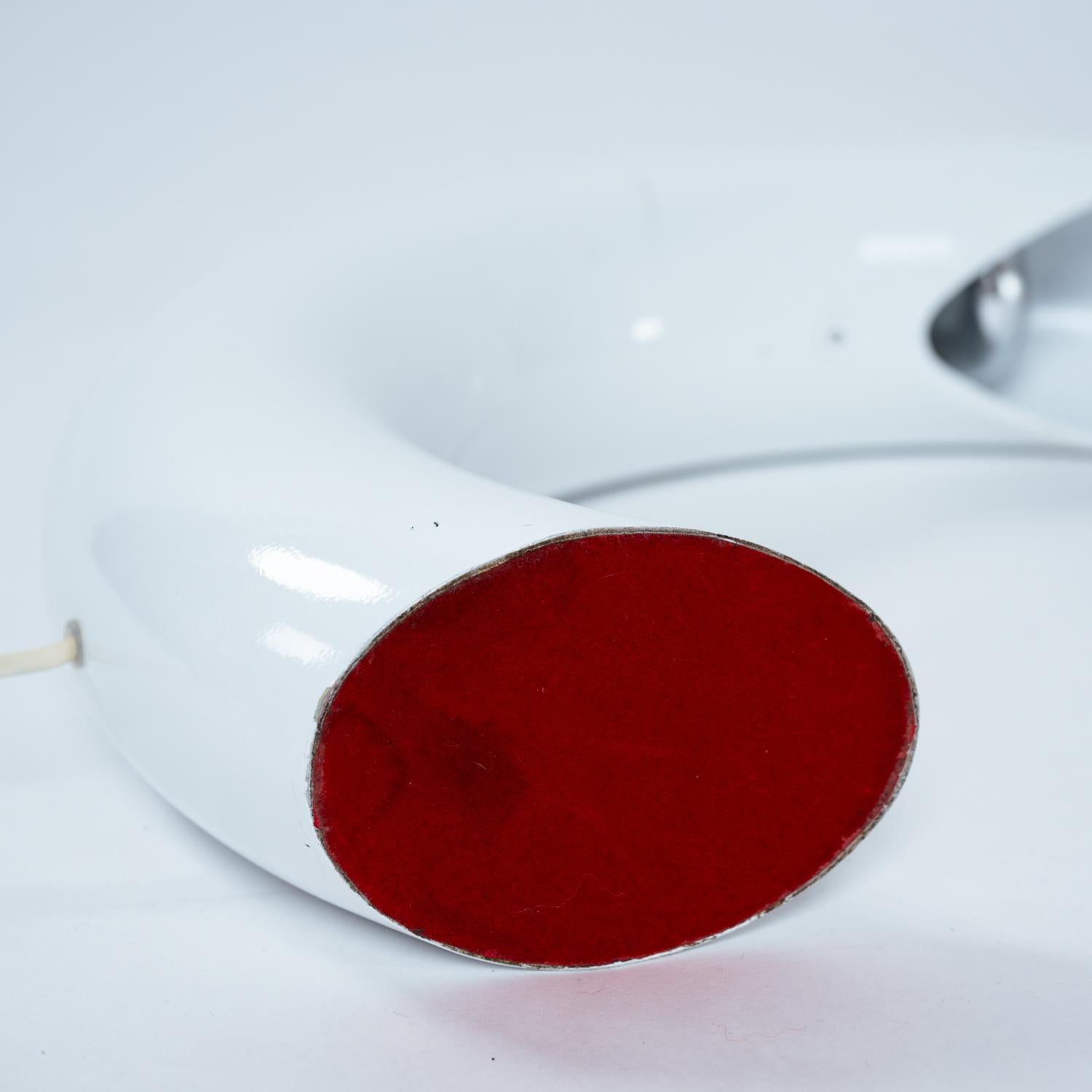 Georges Frydman white arc shaped aluminium casted table lamp, France, 1960s For Sale 8
