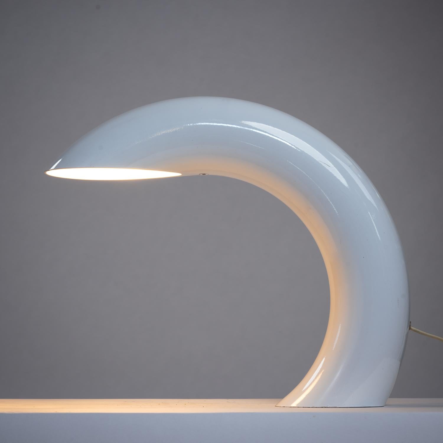 Mid-Century Modern Georges Frydman white arc shaped aluminium casted table lamp, France, 1960s For Sale