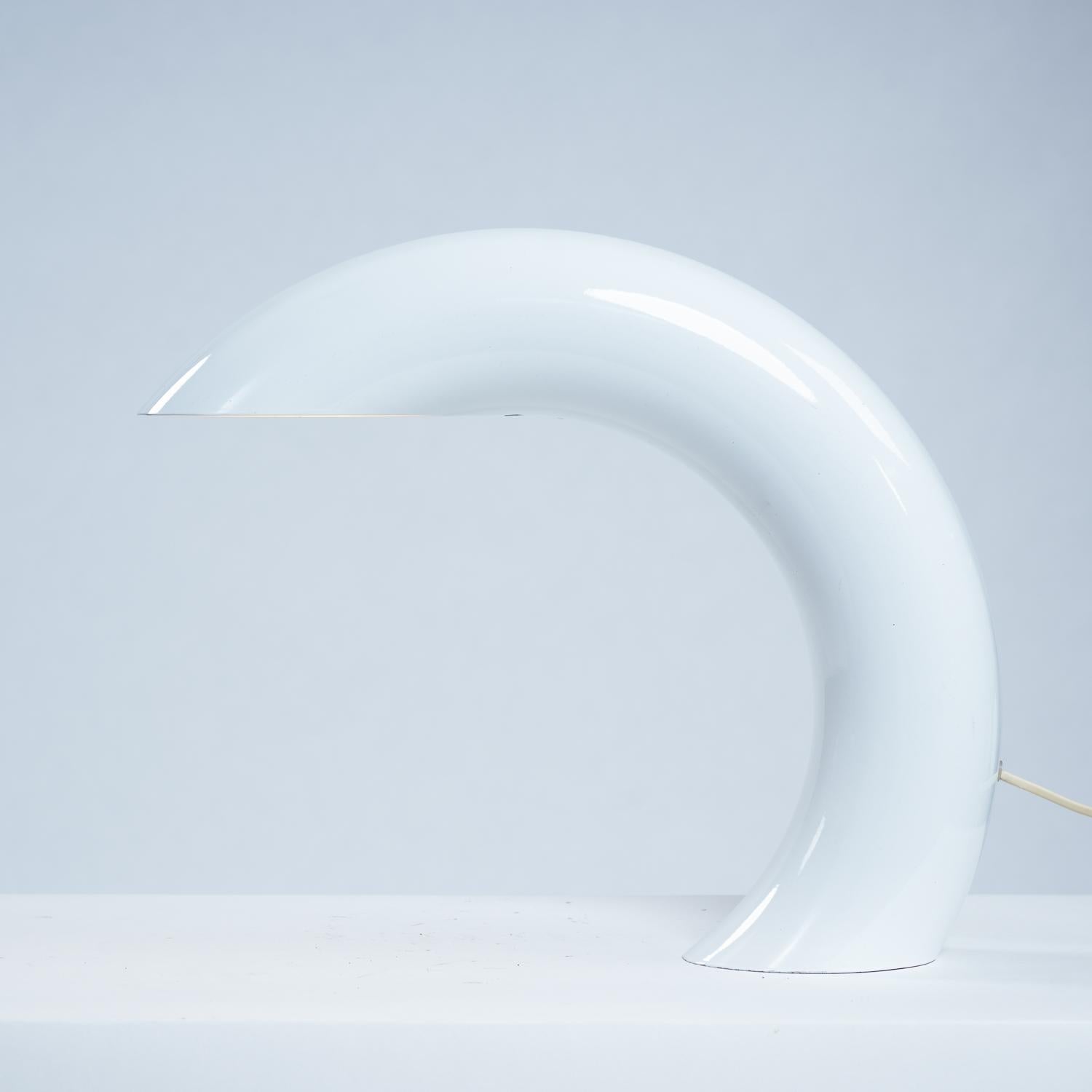 French Georges Frydman white arc shaped aluminium casted table lamp, France, 1960s For Sale