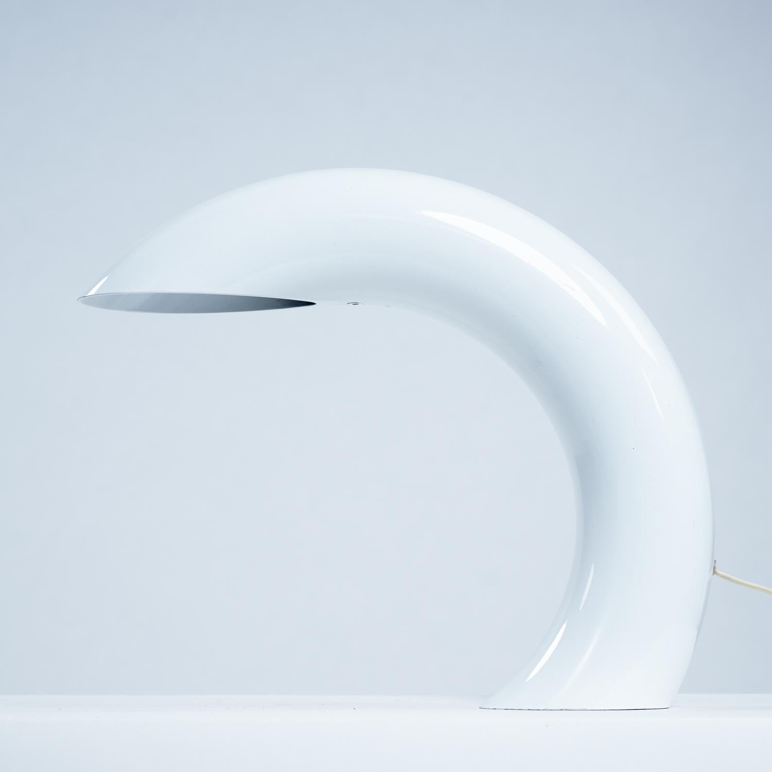 Georges Frydman white arc shaped aluminium casted table lamp, France, 1960s In Good Condition For Sale In Zevenaar, NL