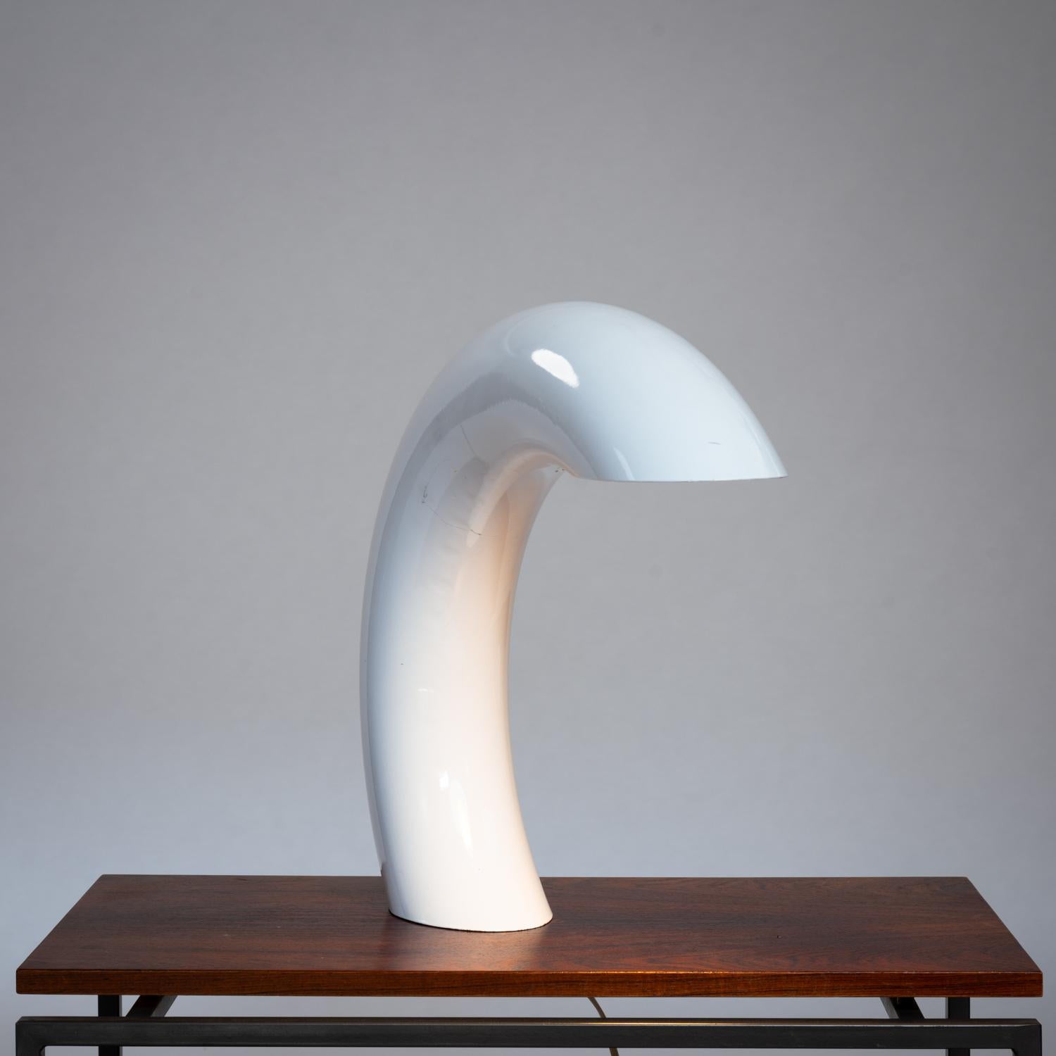 Mid-20th Century Georges Frydman white arc shaped aluminium casted table lamp, France, 1960s For Sale