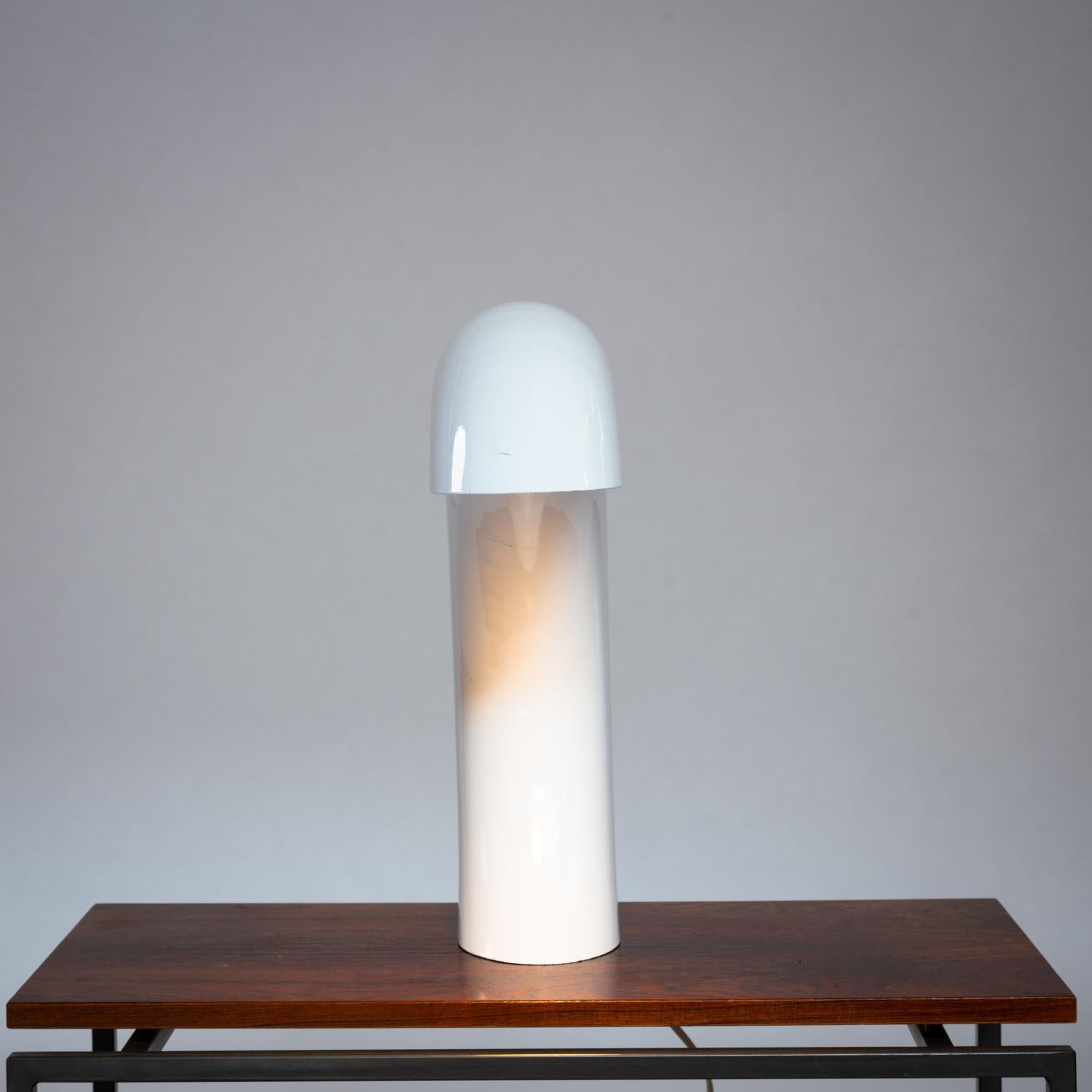 Aluminum Georges Frydman white arc shaped aluminium casted table lamp, France, 1960s For Sale