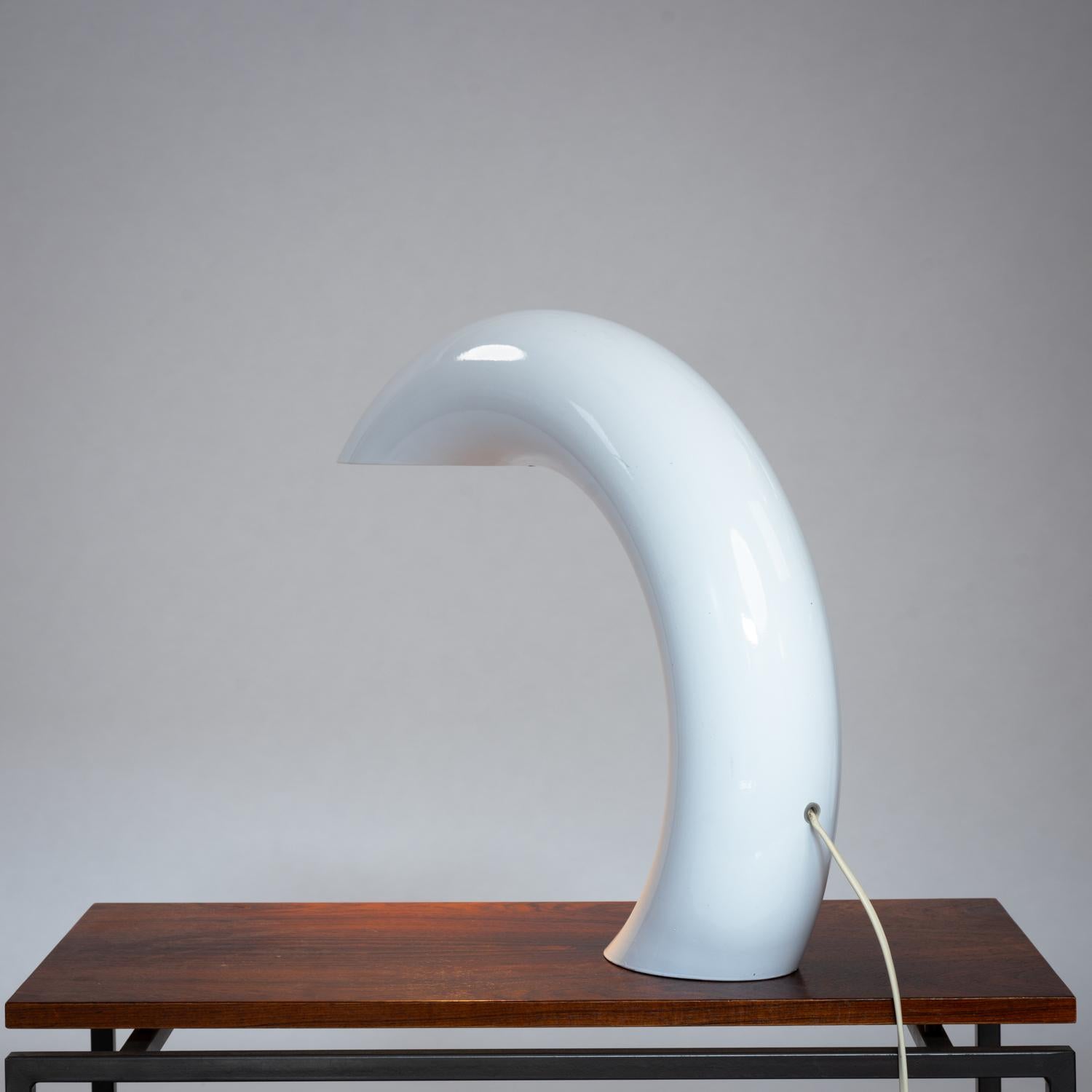 Georges Frydman white arc shaped aluminium casted table lamp, France, 1960s For Sale 1