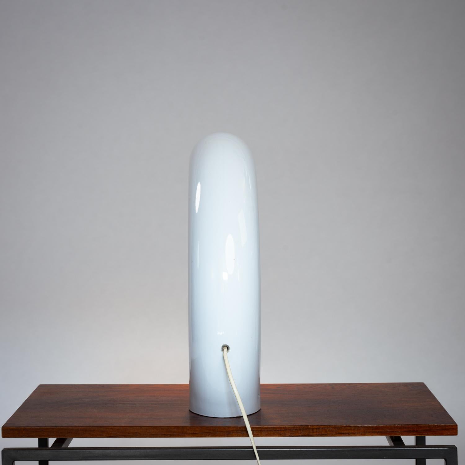 Georges Frydman white arc shaped aluminium casted table lamp, France, 1960s For Sale 2