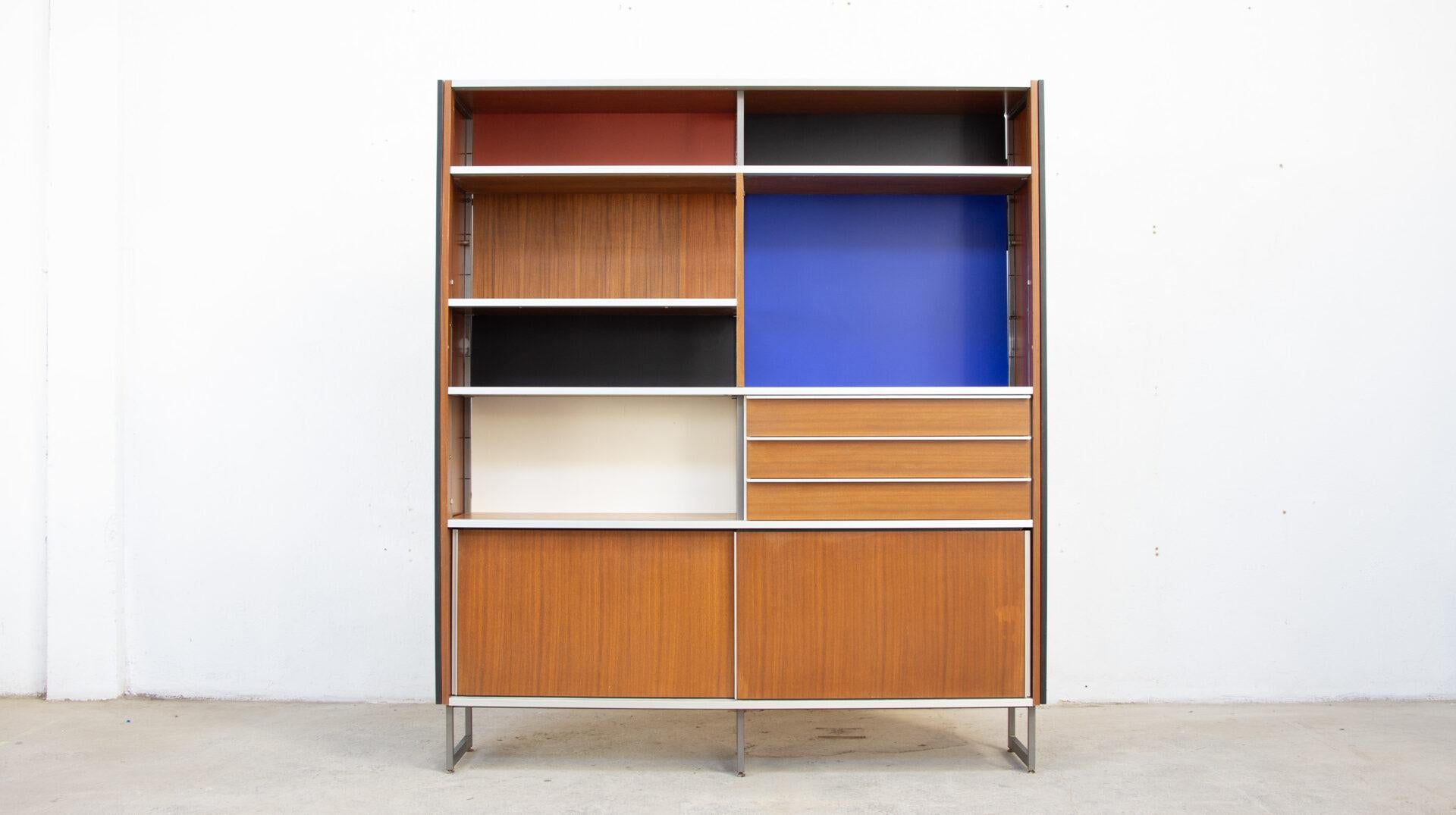 Georges Frydman Bookcase, EFA edition, mahogany
Modular oak bookcase from the 1960s by designer Georges Frydman, published by EFA.
Georges Frydman won the René Gabriel prize in 1966.

The metal frame is made of gray steel.

In the spirit of Eames