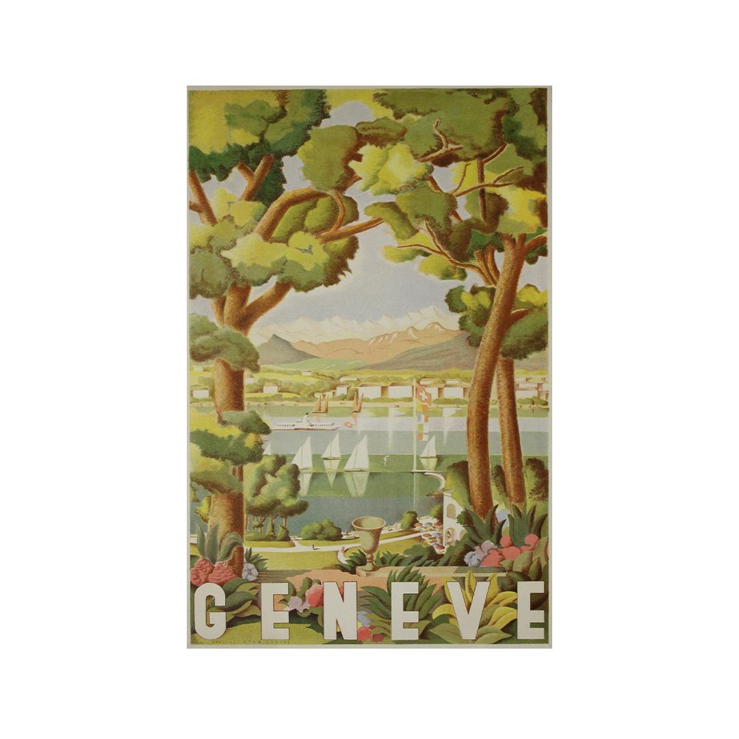 1937 Original-Reiseplakat von Georges Fustier Genève. Dieses wunderschön komponierte Art-Déco-Plakat zeigt den Genfer See, umrahmt von hohen Kiefern und üppigen Gärten, mit Segelbooten, die über das ruhige Wasser gleiten, und den Alpen, die in der
