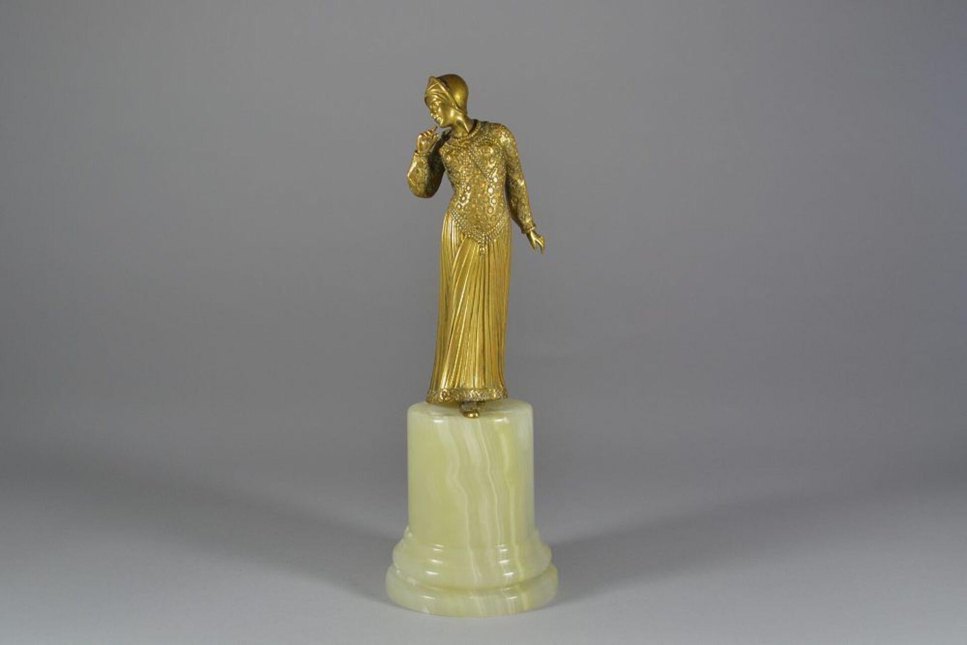 Bronze elegant lady on an onyx base.
Very high quality foundry and chasing.
Excellent condition.
French. Circa 1930.
29cm high.