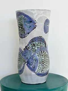 Georges GOUZY Vase aus Steingut, Fisch Design und polychrome Emaille, Frankreich 1950er Jahre