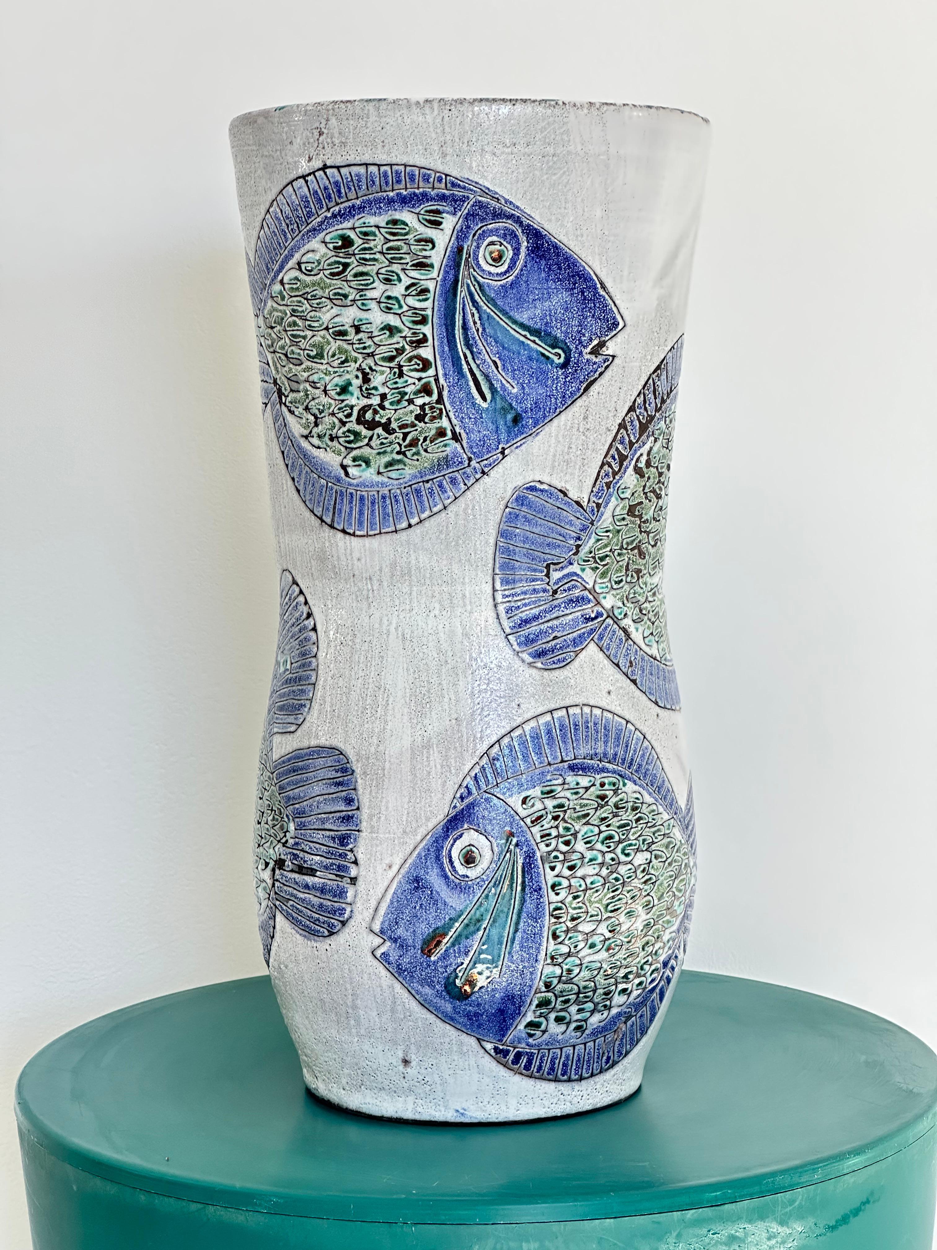 Georges GOUZY earthenware vase, fish design and polychrome enamel, France 1950s In Good Condition For Sale In leucate, FR