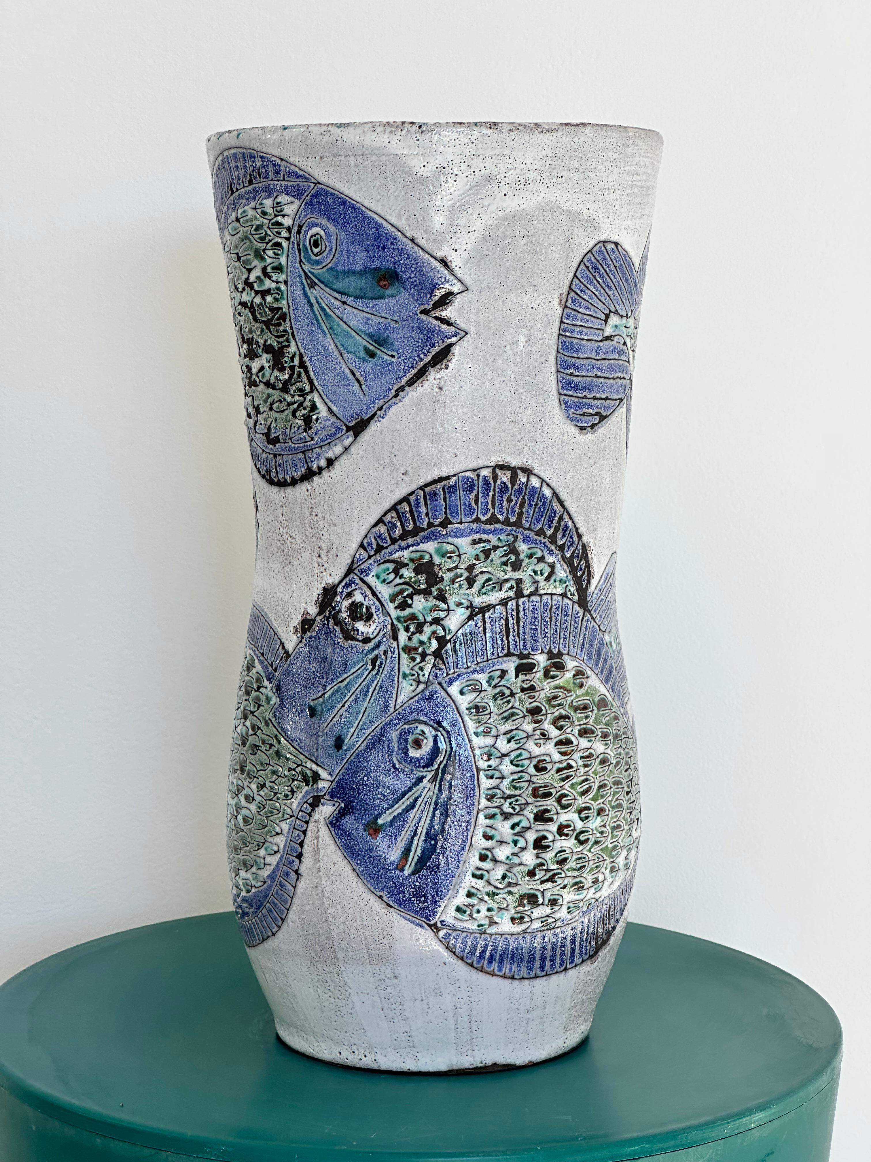 Georges GOUZY earthenware vase, fish design and polychrome enamel, France 1950s For Sale 1