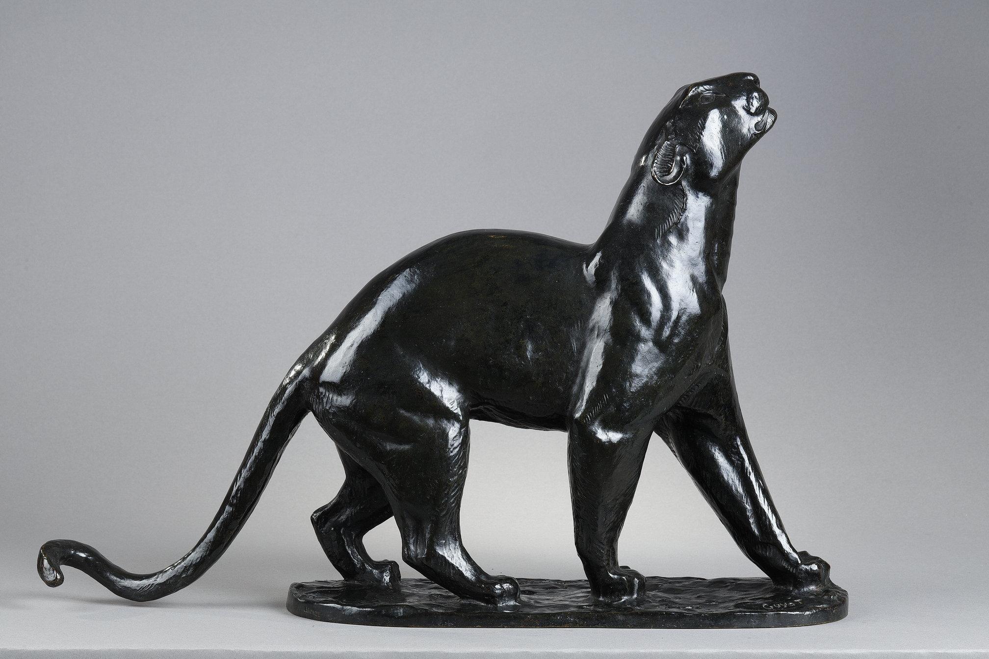 Georges Guyot Figurative Sculpture - Panther sniffing