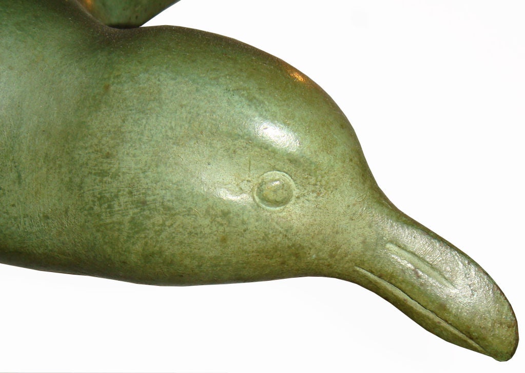 Grün patinierte Bronzeskulptur aus dem Art déco mit zwei Möwen, signiert G H LAURENT, 
Reveyrolis Paris, FRANKREICH 1930.
 