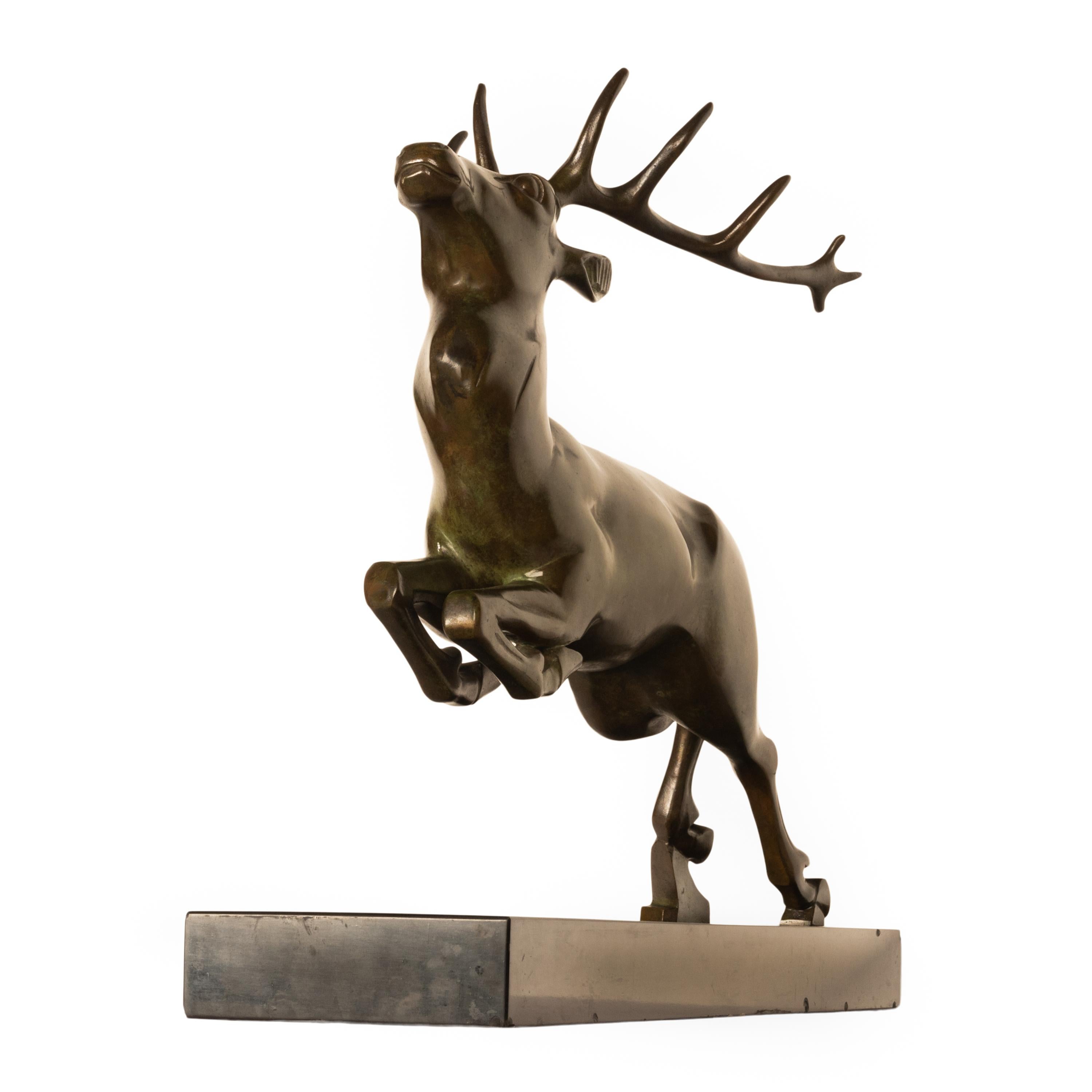Eine schöne und große antike französische Art Deco Bronzeskulptur/Statue eines springenden Hirsches, von Georges H. Laurent (1880-1940), um 1925.
Georges H. Laurent war bekannt für seine Tierdarstellungen und diese Bronze ist ein eindrucksvolles