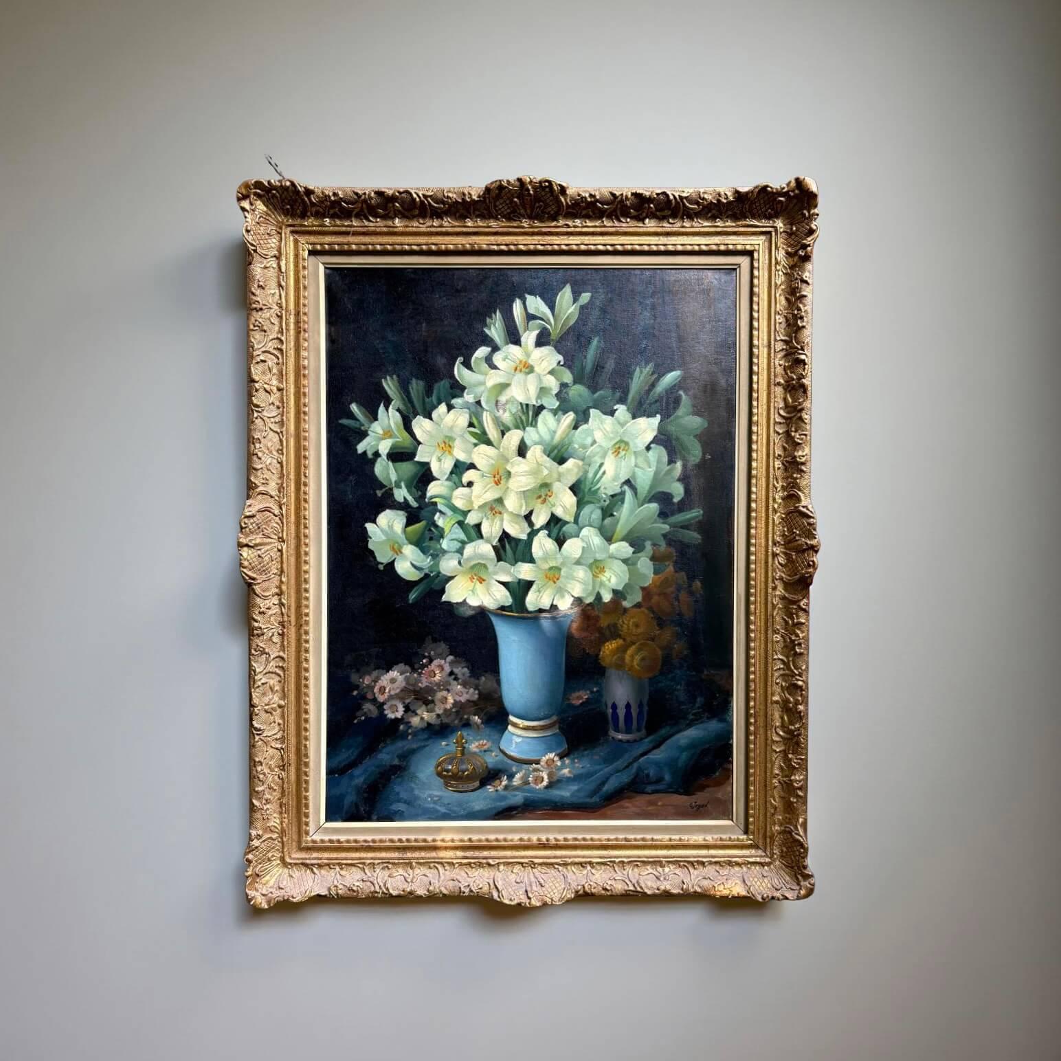 Georges Jessen (La Louvière, 1892 - Uccle, 1963), Natura morta con vaso di gigli, grande olio su tela firmato. 

Questo luminoso dipinto raffigura un mazzo di gigli freschi in un vaso di opalina blu, accanto al quale, in un vaso più piccolo,