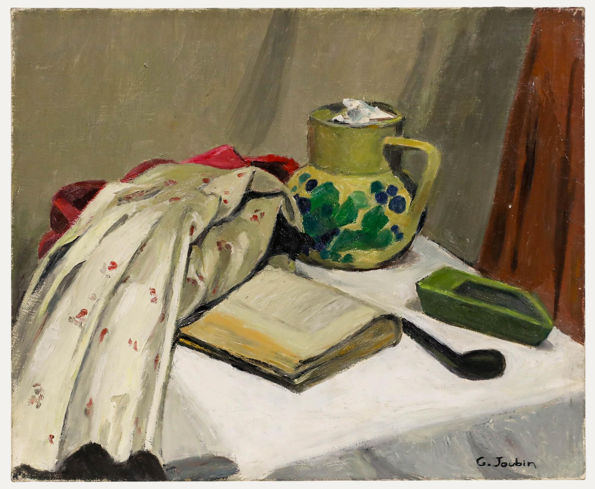 Ein reizvolles Stillleben des Künstlers Georges Joubin (1888-1983), das eine Reihe von Alltagsgegenständen auf einem Tisch zeigt. Der Künstler hat die Szene mit weichen, impressionistischen Pinselstrichen und satten Farben festgehalten.