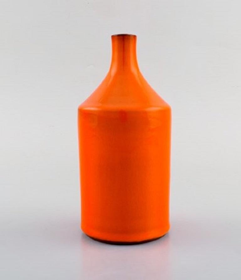 Georges Jouve (1910-1964), France. Vase in glazed ceramic. Beautiful orange glaze, 1950s.
Measures: 15.8 x 7.3 cm.
In very good condition.
Signed in monogram.

Georges Jouve is an important ceramist of the 20th century. He was born in 1910 in