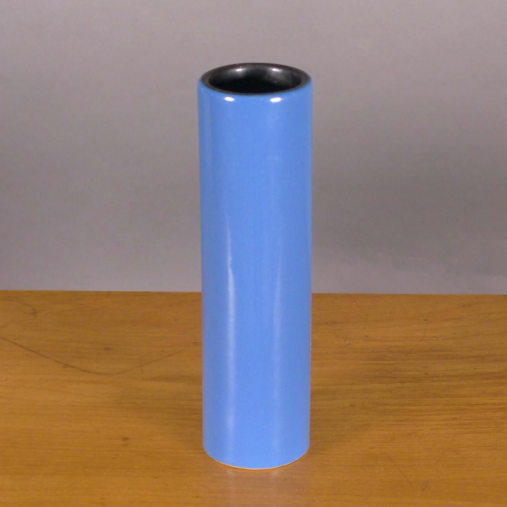 Georges Jouve (1910-1964)
Vase cylindrique (Vase Rouleau), vers 1955
grès émaillé bleu avec intérieur émaillé noir
20,5 cm de haut, 6 cm de diamètre
signature incisée et monogramme de l'artiste sur la base

Provenance : 
Anciennement dans la