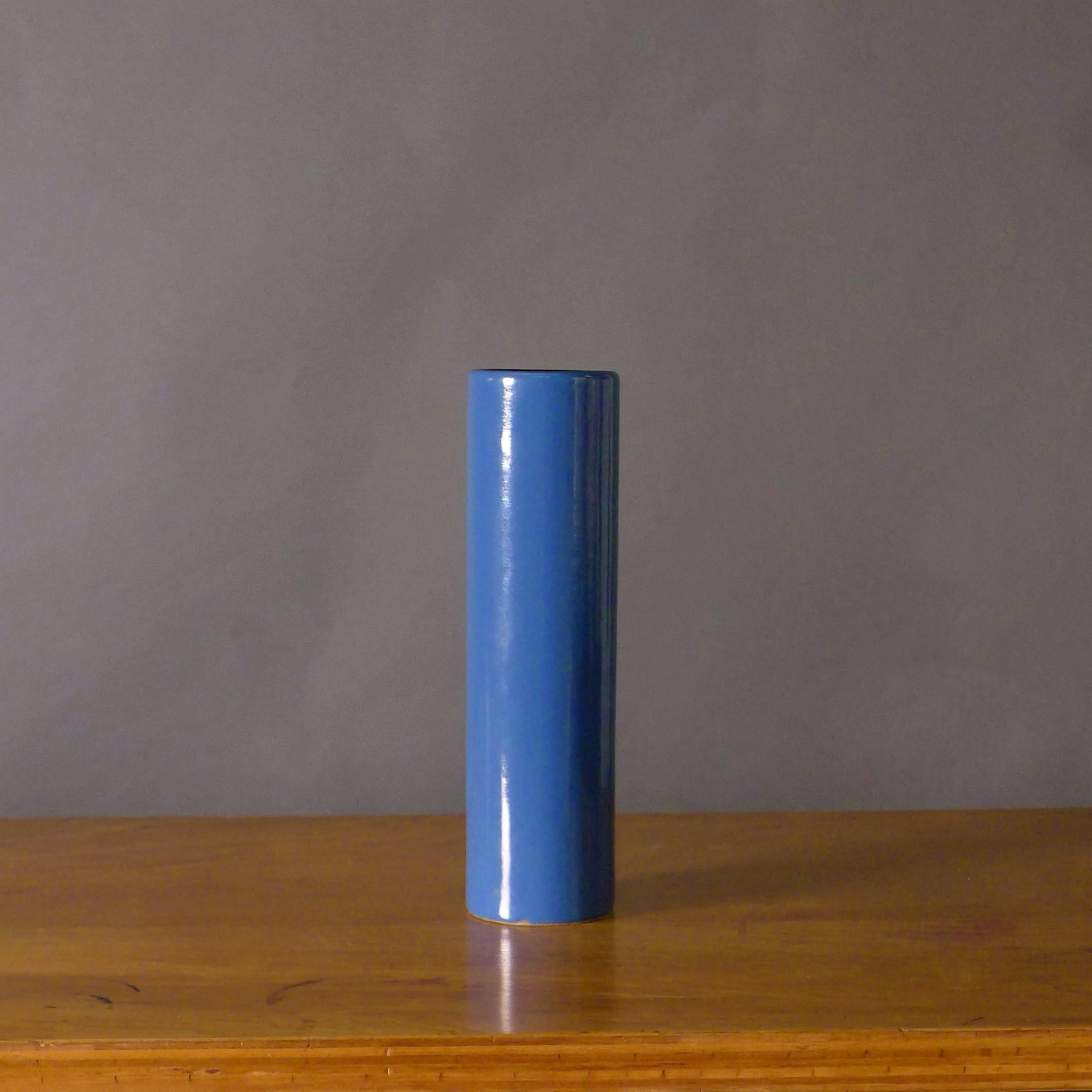 Français Georges Jouve, Vase cylindre, grès émaillé bleu céruléen, années 1950, signé en vente
