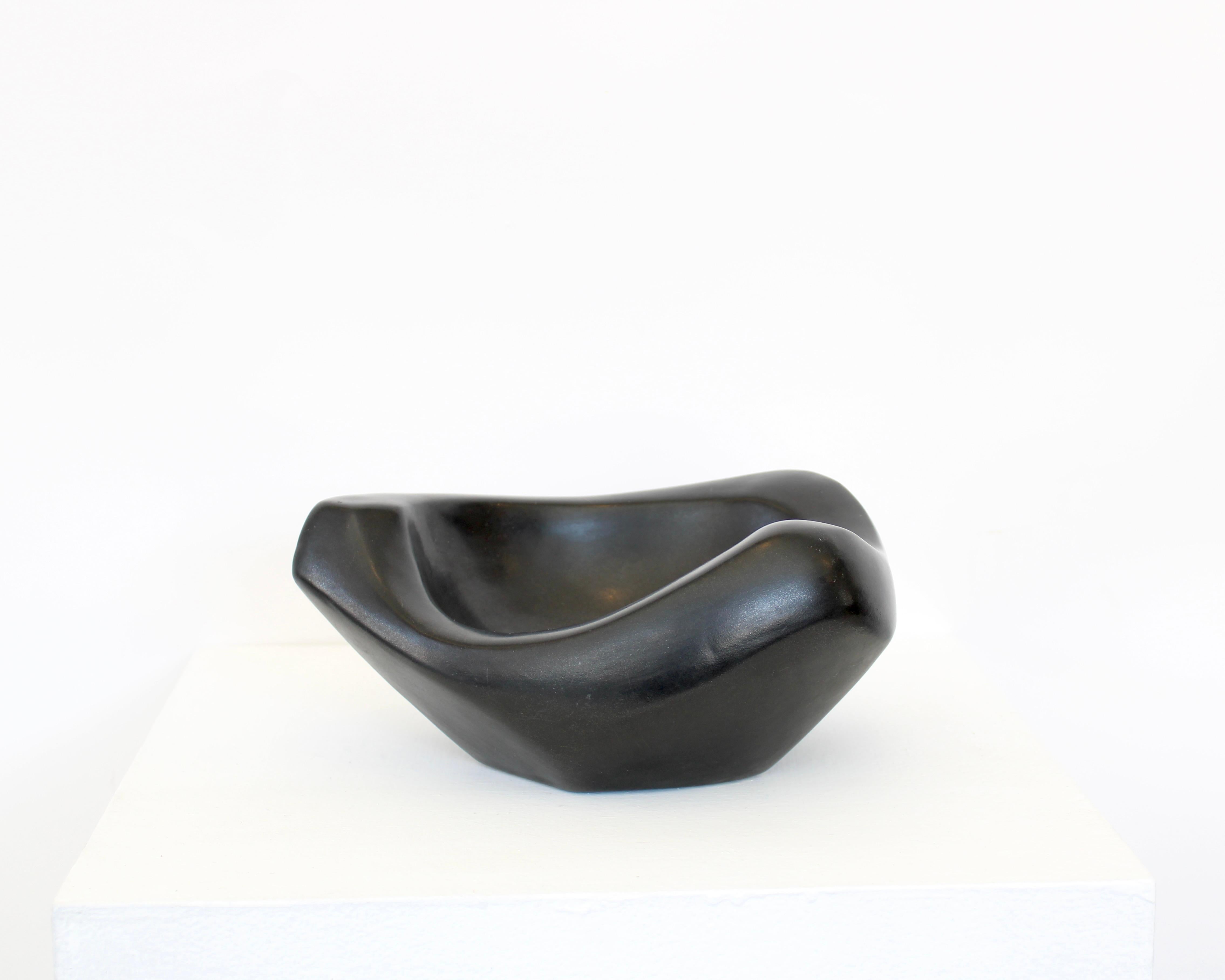 Georges Jouve ca. 1910 - 1964 Französischer Keramikkünstler schwarz glasierte Coupe vide poche oder Schale. Signiert mit Jouve-Schriftzug. Ausgezeichneter Zustand, keine Schiffe oder Restaurierungen. Als einer der bedeutendsten Keramikkünstler im