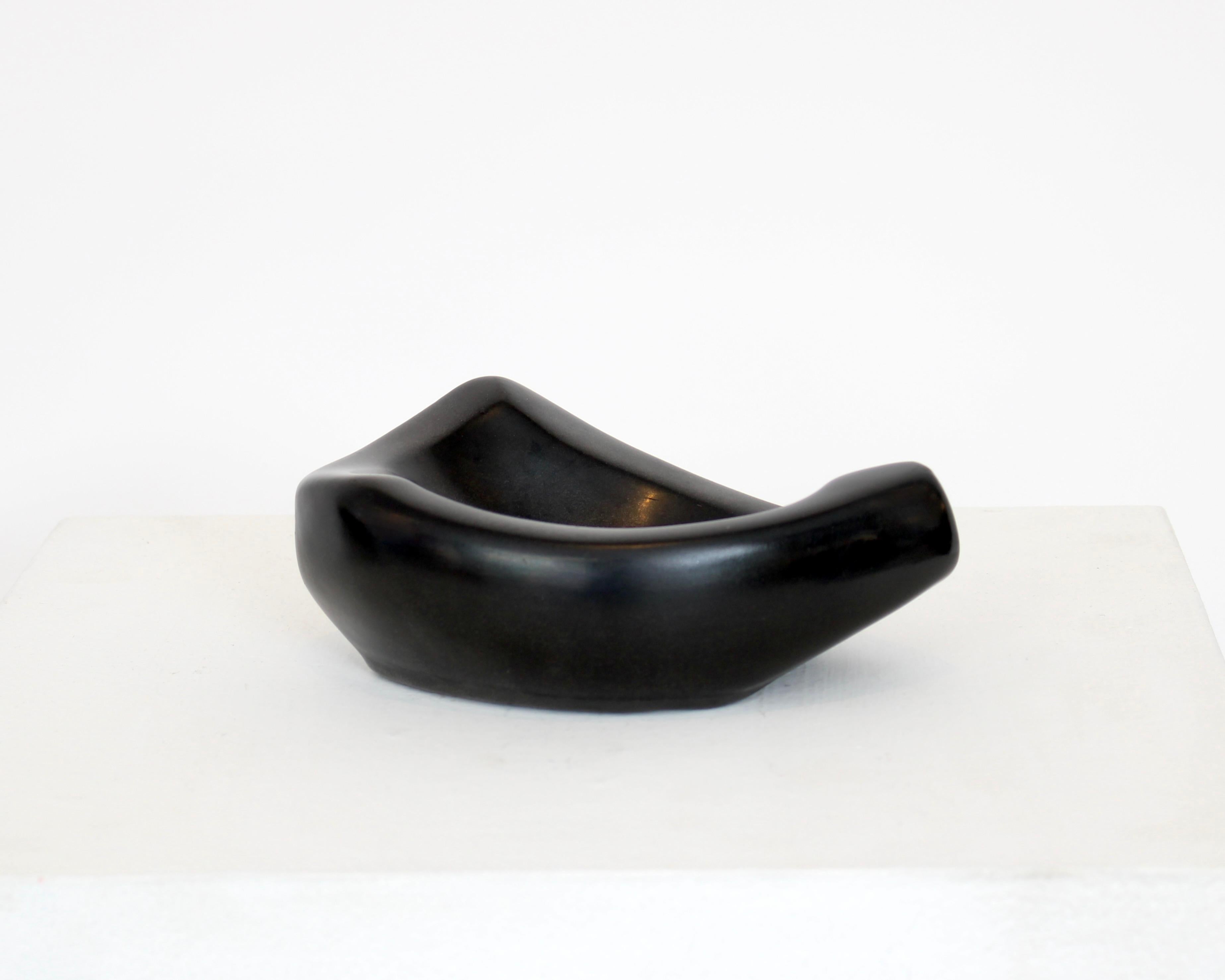 Georges Jouve ca. 1910 - 1964 Französischer Keramikkünstler schwarz glasierte Coupe vide poche oder Schale. Signiert mit Jouve-Schriftzug. Ausgezeichneter Zustand, keine Schiffe oder Restaurierungen. Als einer der bedeutendsten Keramikkünstler im