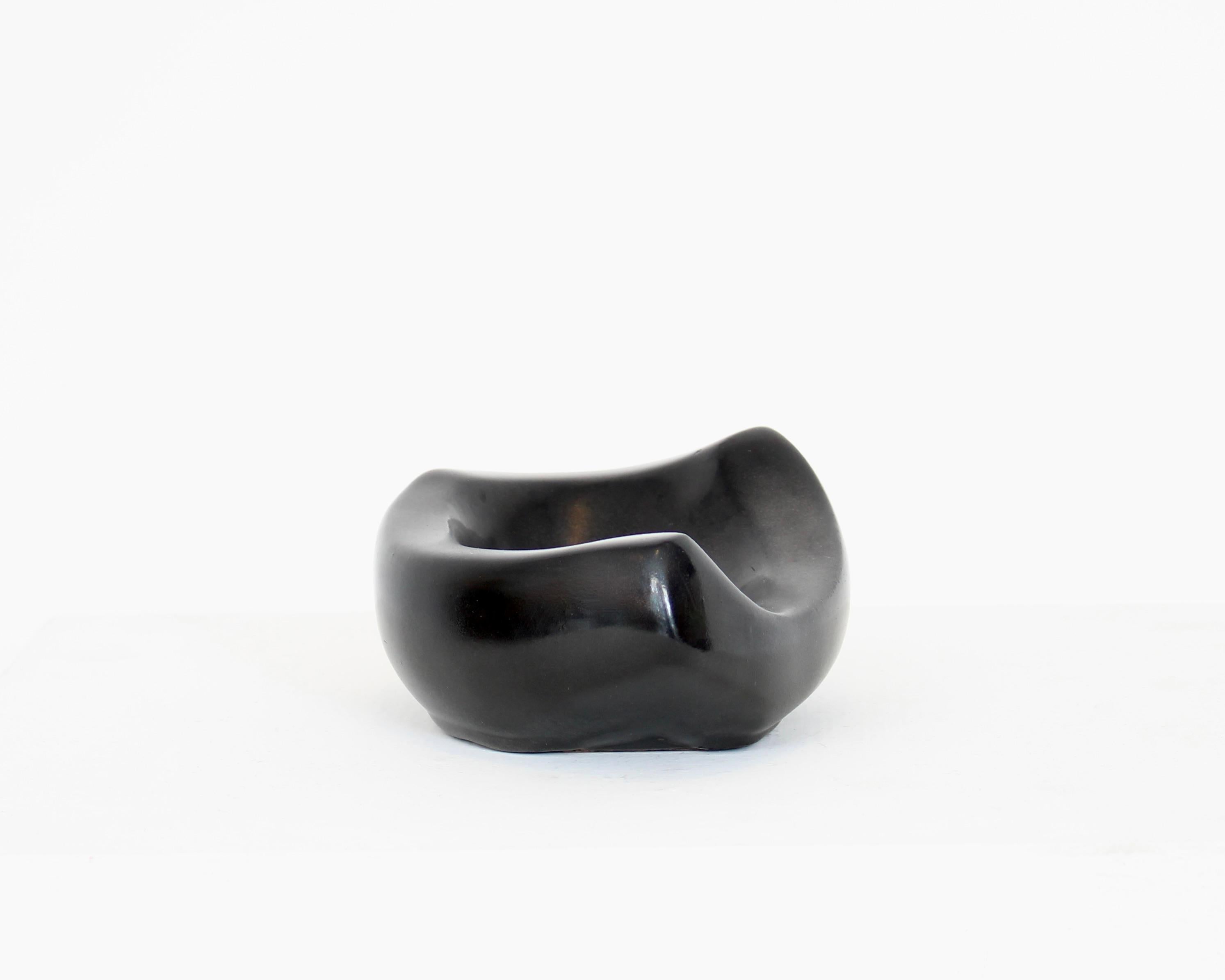 Georges Jouve Französisch keramischen Künstler schwarz Coupe Vide Poche klein (Mitte des 20. Jahrhunderts) im Angebot