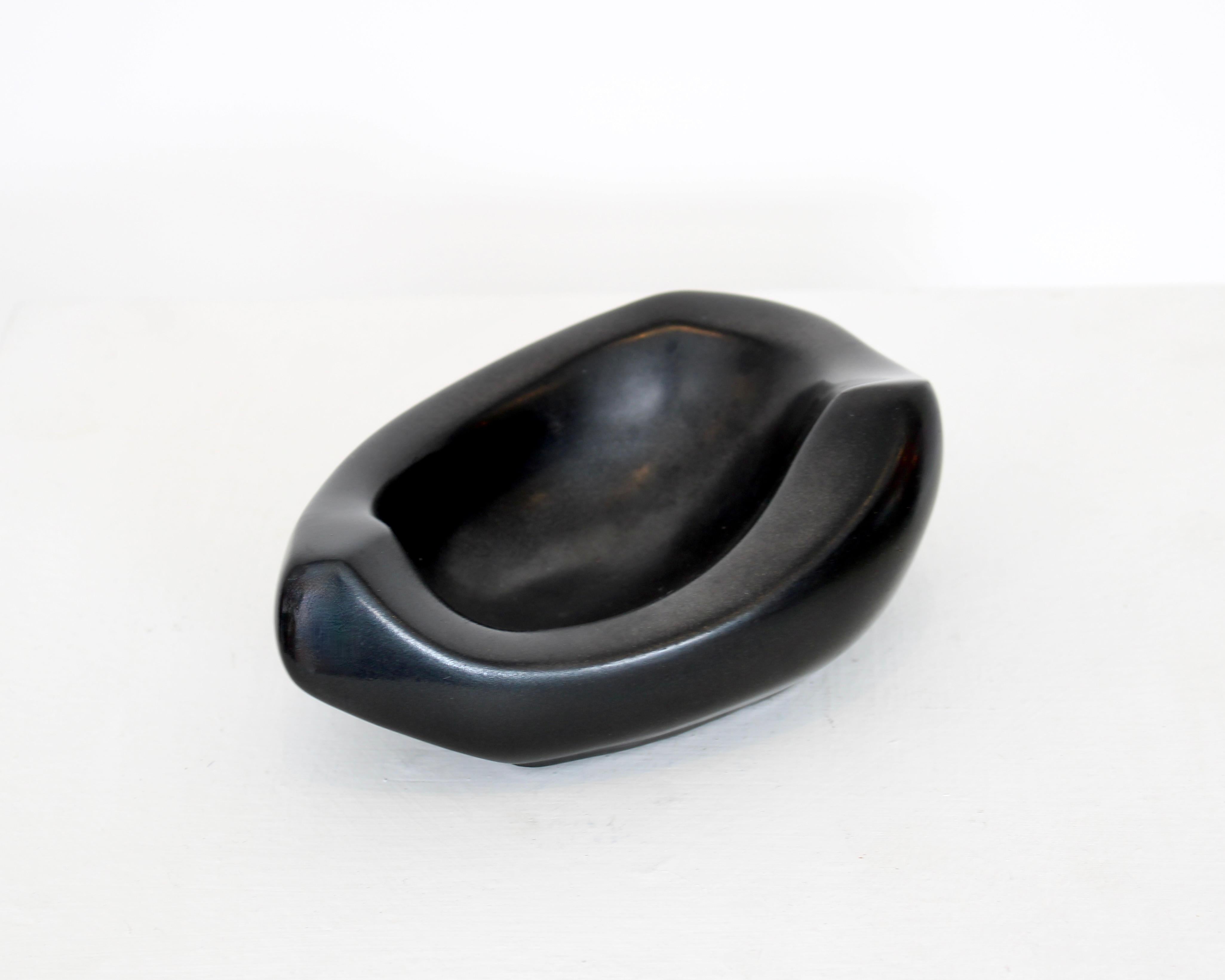 Georges Jouve Französisch keramischen Künstler schwarz Coupe Vide Poche klein (Keramik) im Angebot