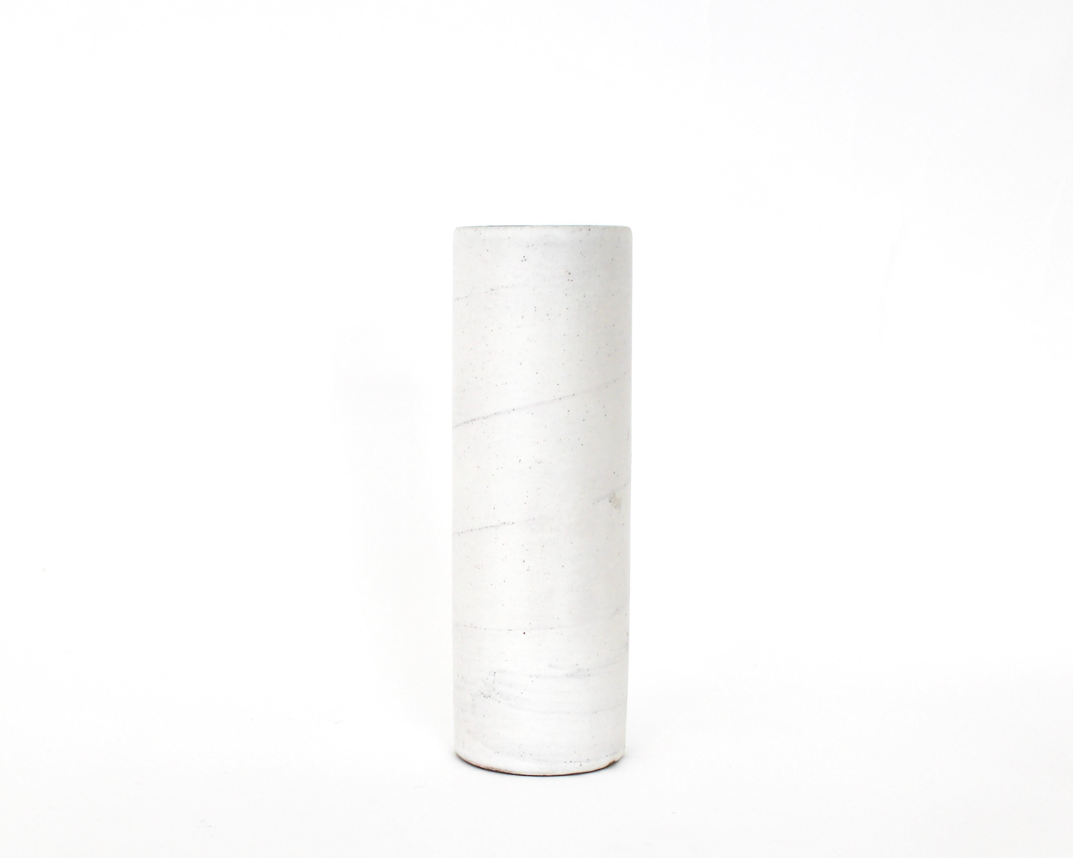 Georges Jouve zylindrisch weiß glasierte Vase Frankreich um 1950. 
Mattweißes Äußeres mit der begehrten subtilen Textur und einer glänzenden türkisfarbenen und dunkelgrünen Innenglasur. Keine Chips oder Risse. Eingeschnittene Künstlerchiffre und